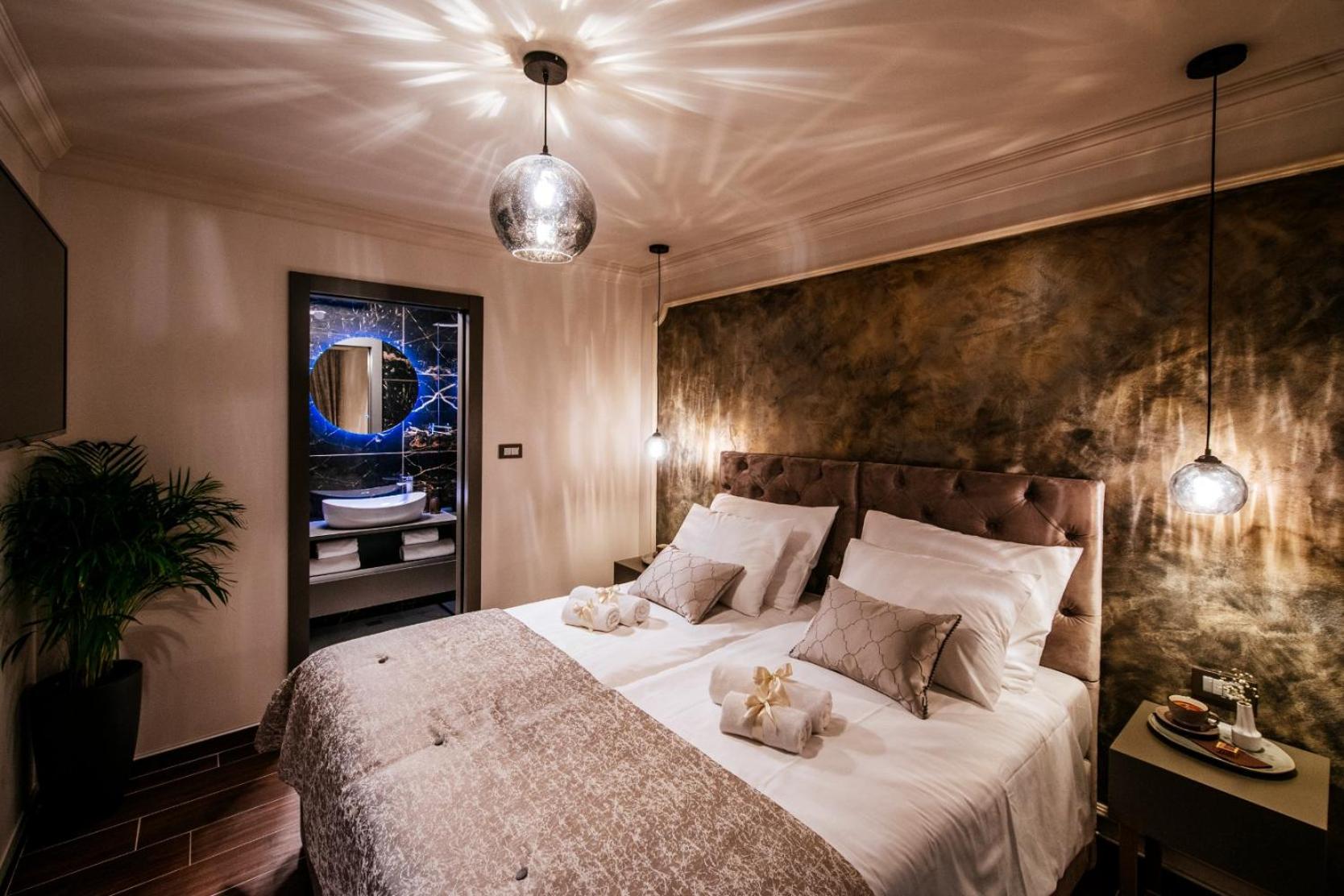 Double or Twin Room with Bathroom - Photo 6