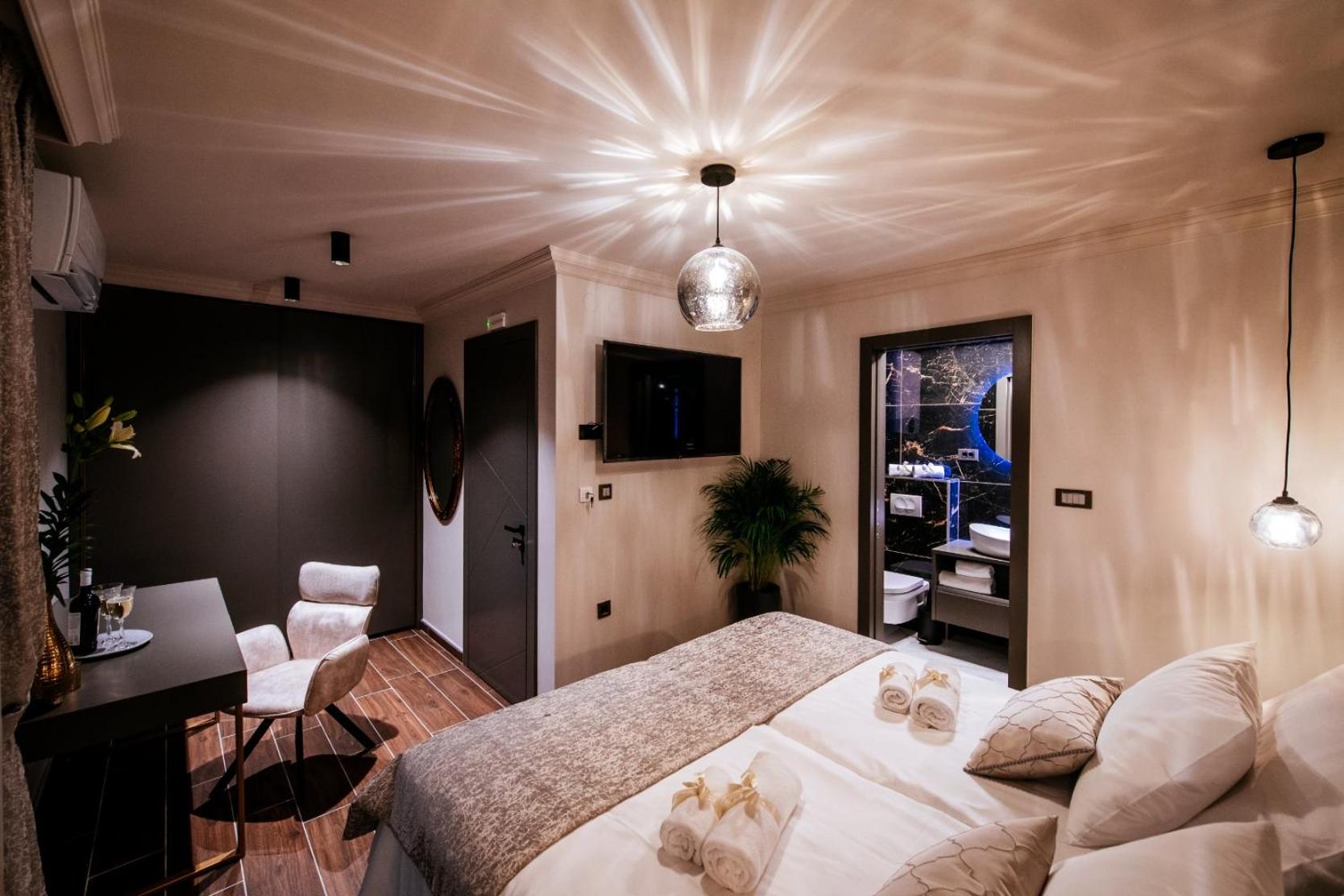 Double or Twin Room with Bathroom - Photo 1