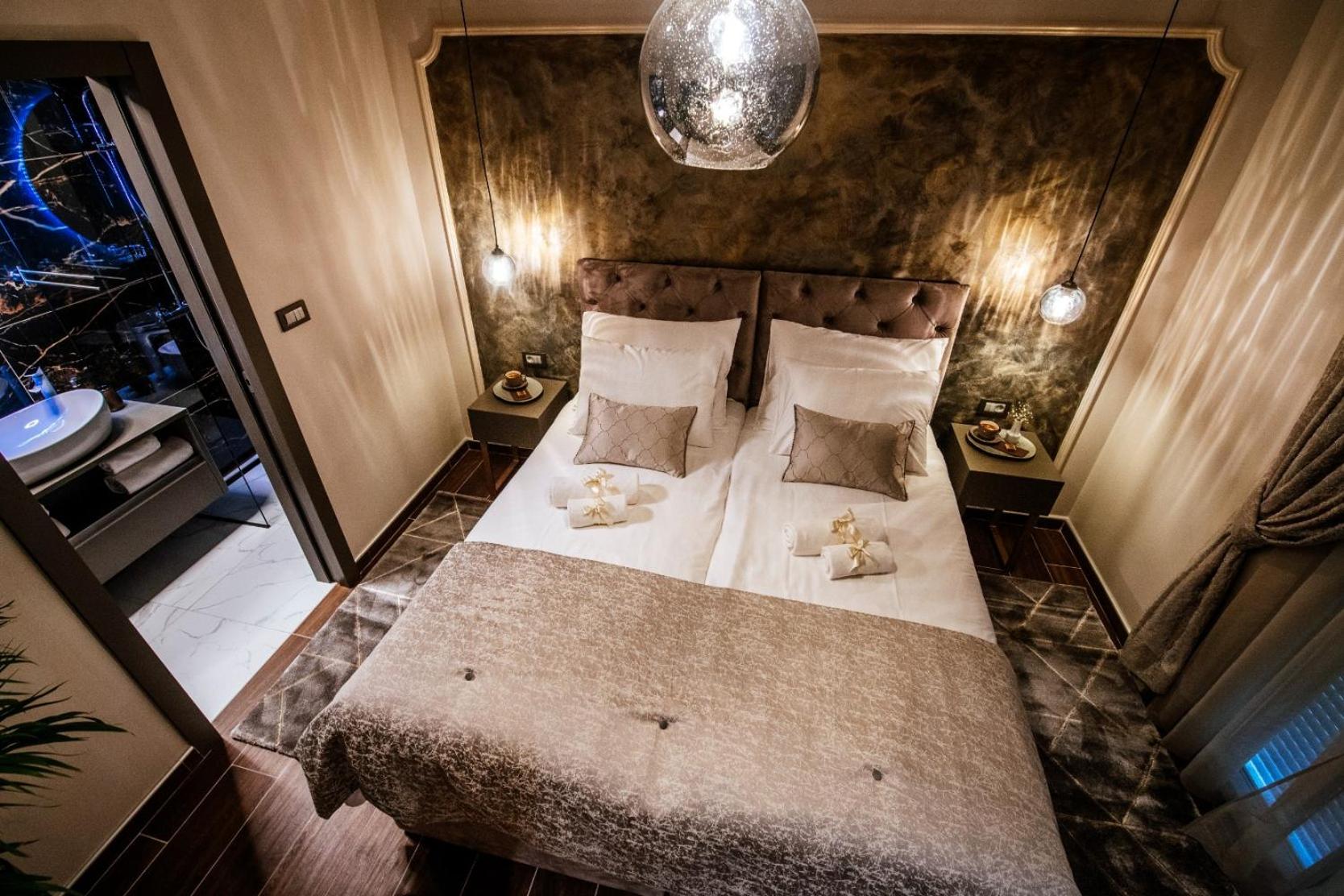 Double or Twin Room with Bathroom - Photo 10