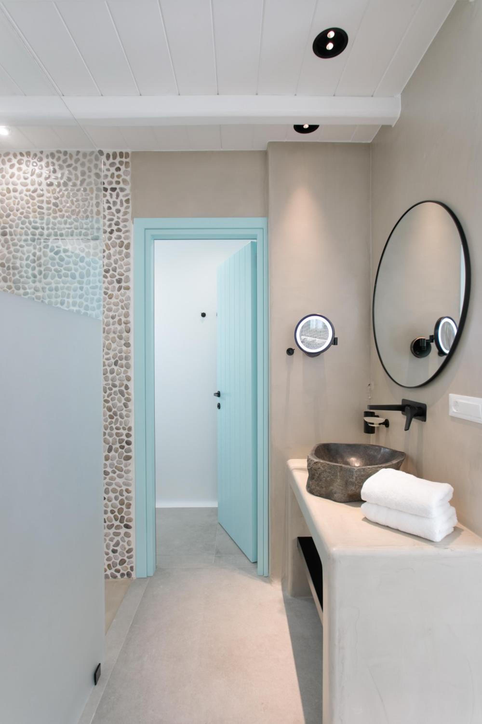 Deluxe Suite with Private Jacuzzi - Photo 2