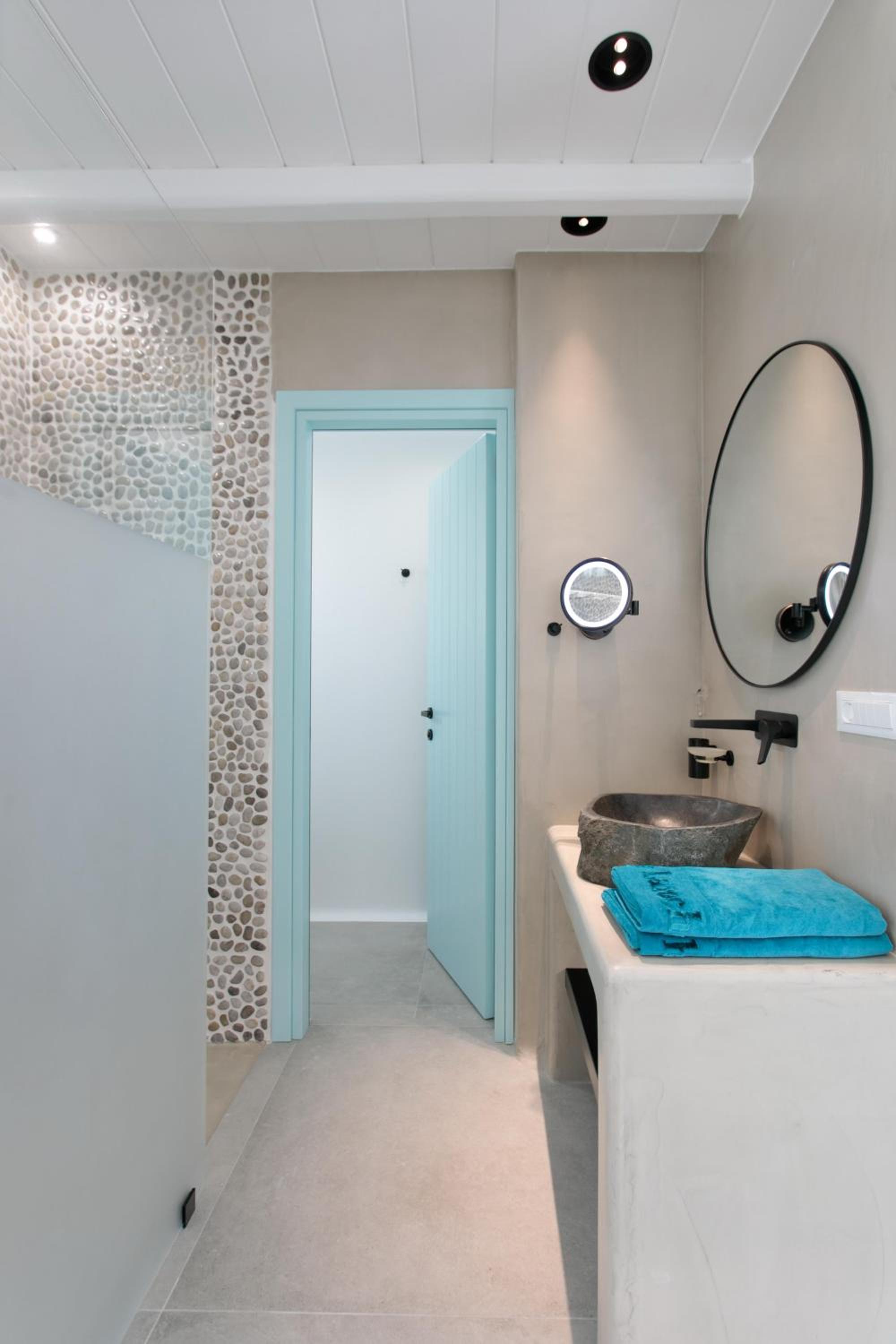 Deluxe Suite with Private Jacuzzi - Photo 11