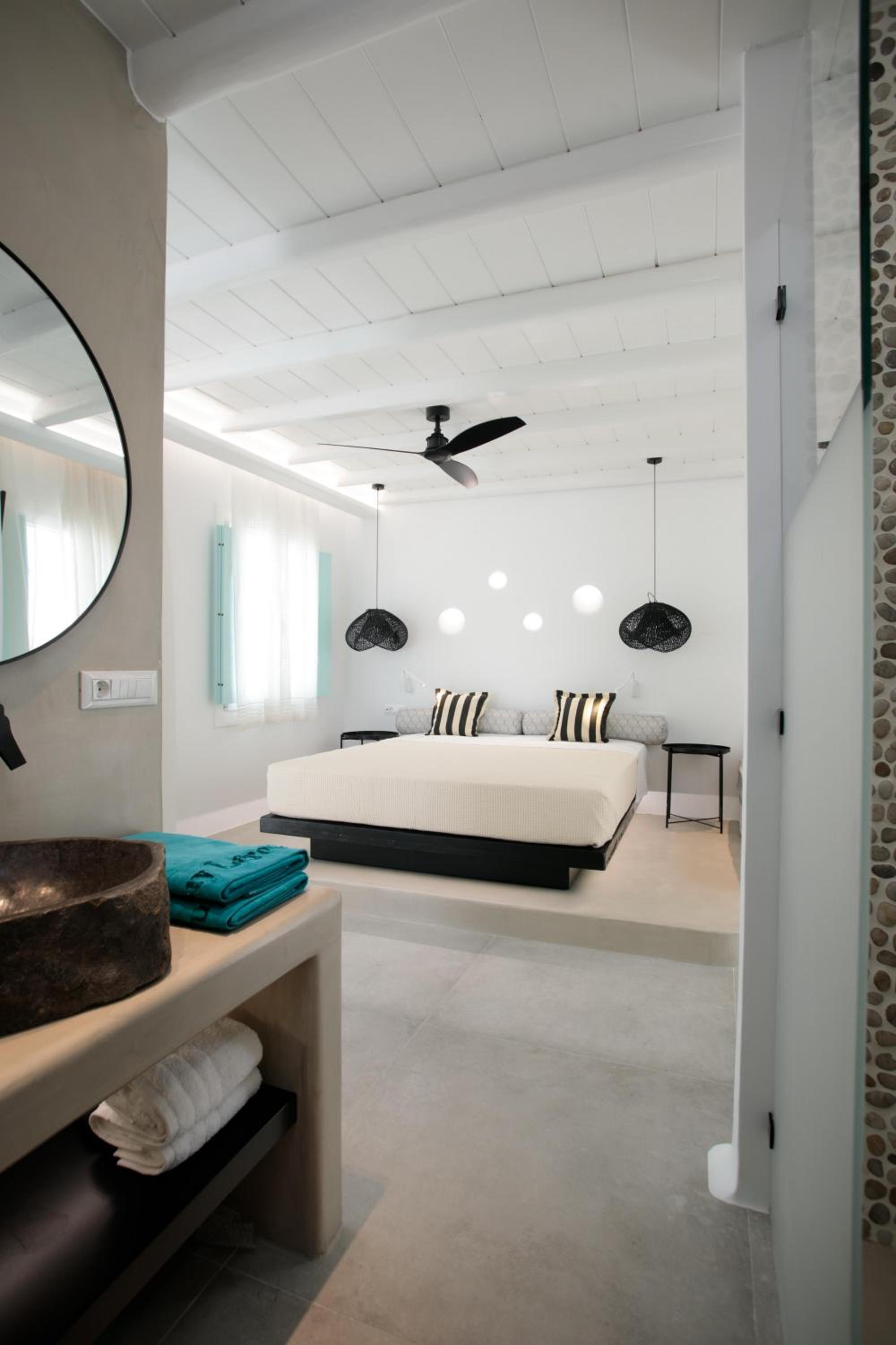 Deluxe Suite with Private Jacuzzi - Photo 10