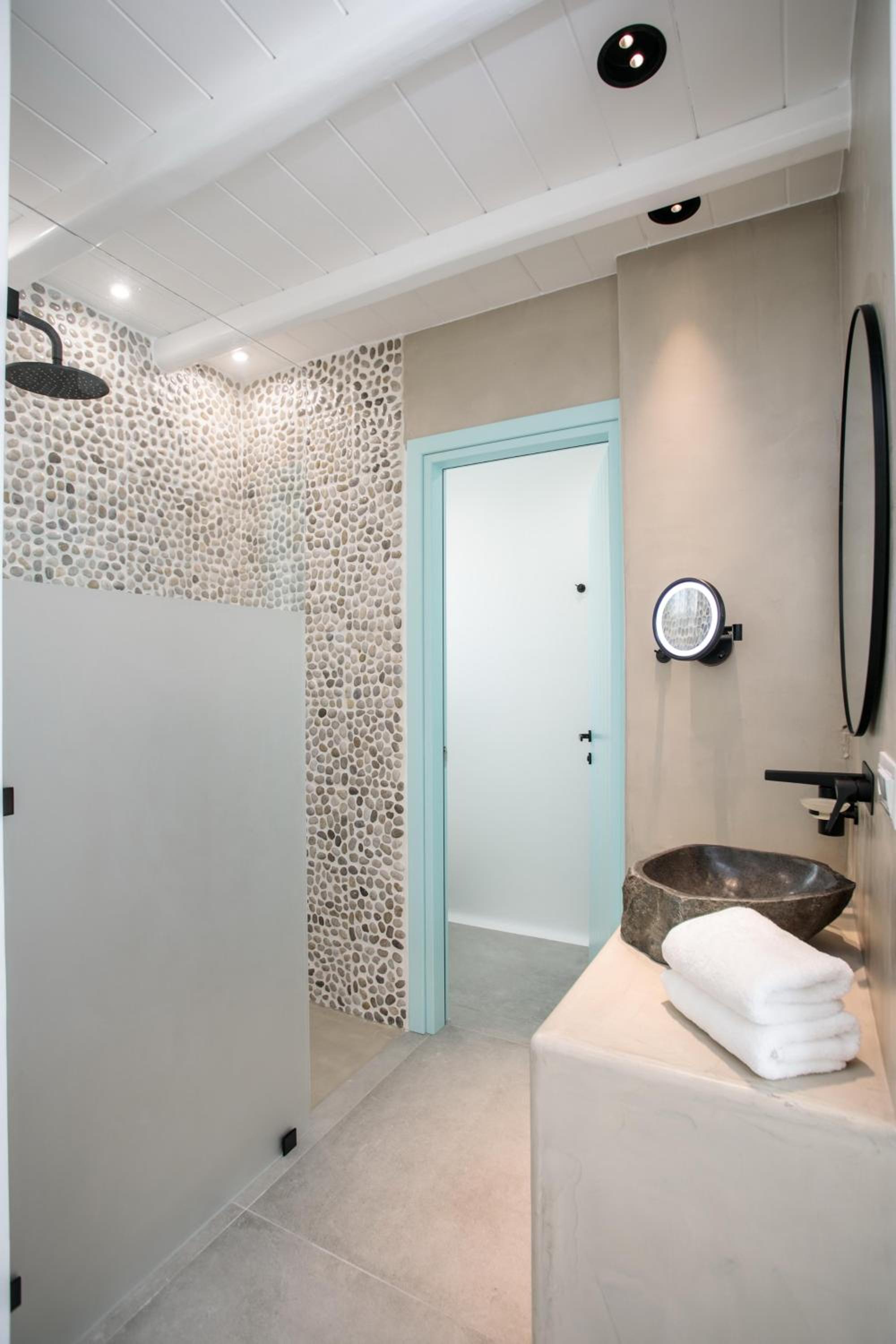 Deluxe Suite with Private Jacuzzi - Photo 9
