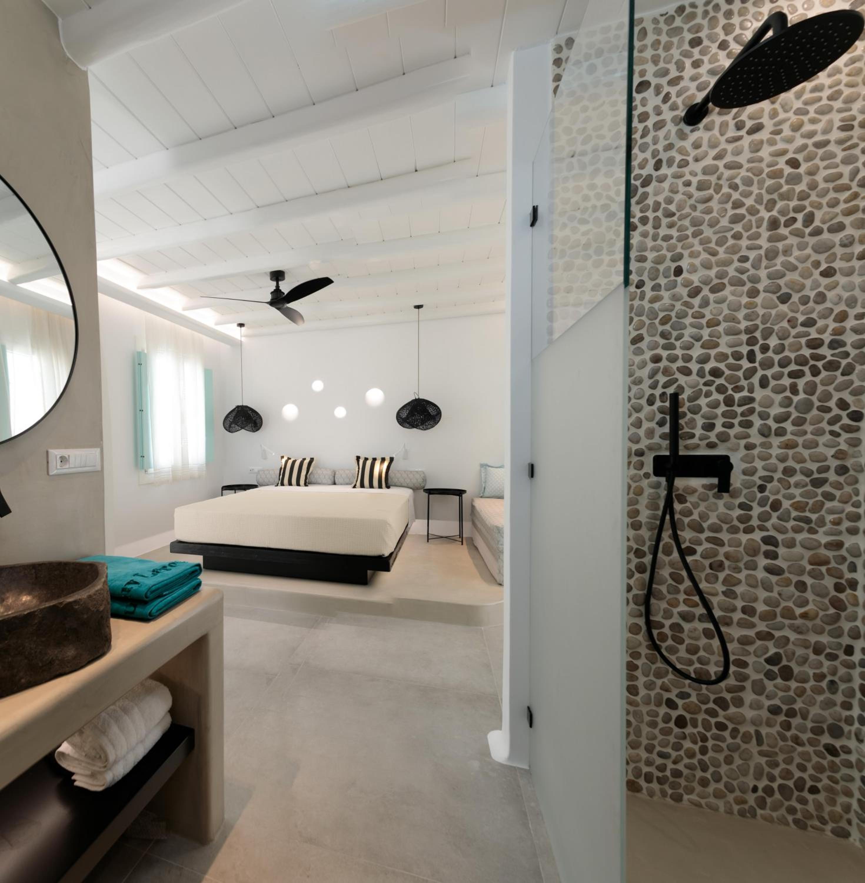 Deluxe Suite with Private Jacuzzi - Photo 8