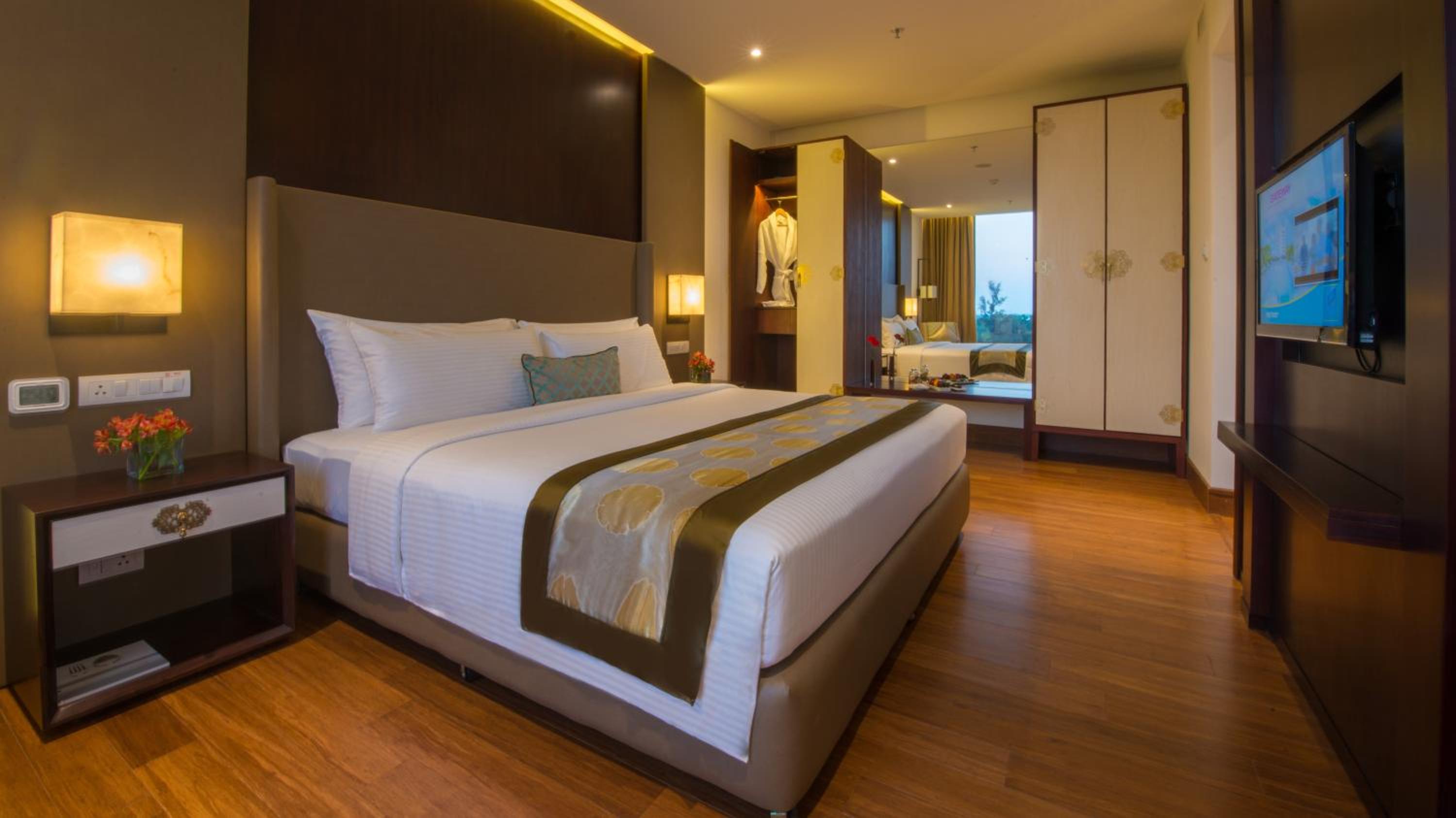 Premium Room King Bed including One Way Airport Transfer - Photo 1