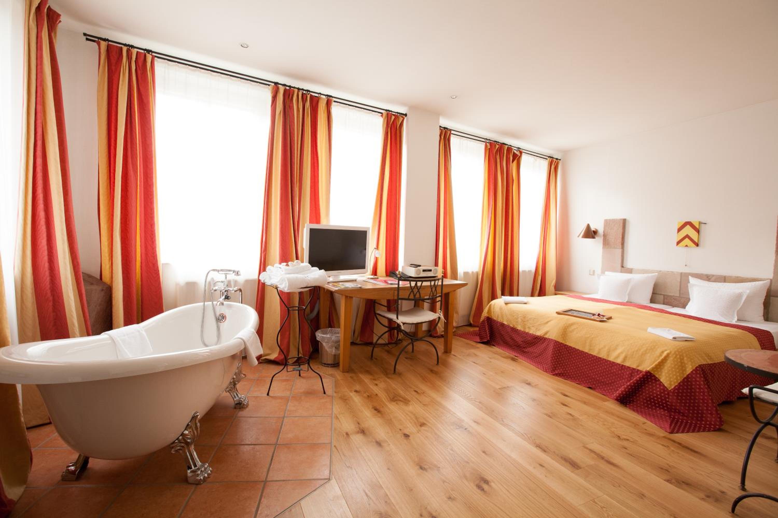 Junior Suite (2 Adults) - Photo 1