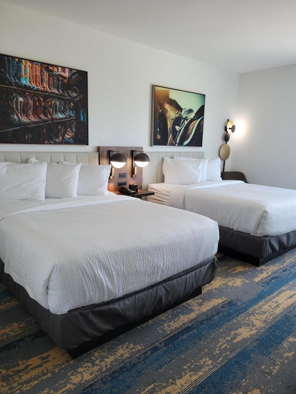 Queen Room with Two Queen Beds - Non-Smoking photo 3