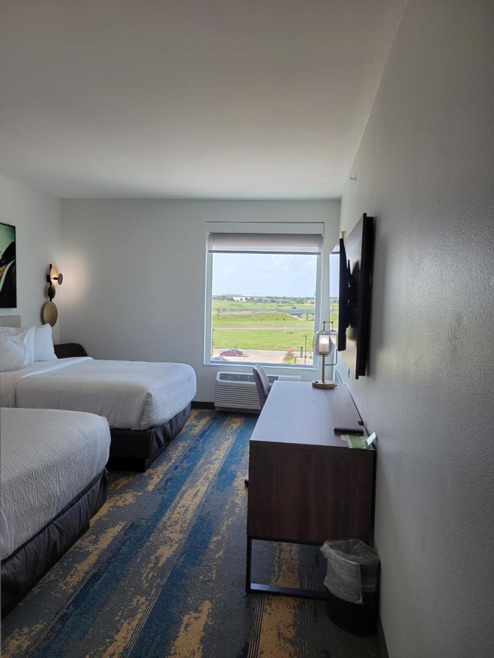 Queen Room with Two Queen Beds - Non-Smoking photo 2