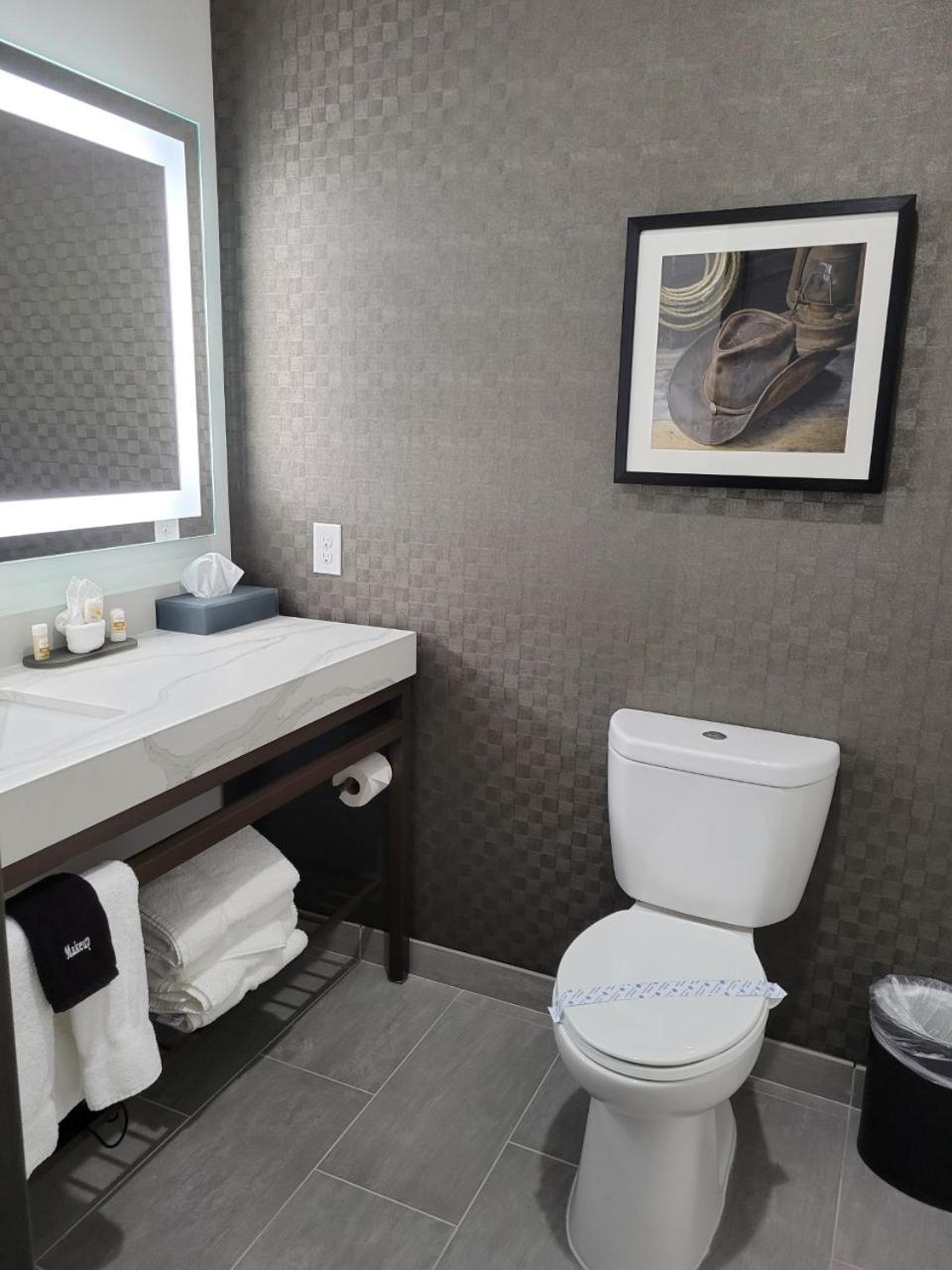 King Room with Mobility/Hearing Impaired Access - Non-Smoking photo 2