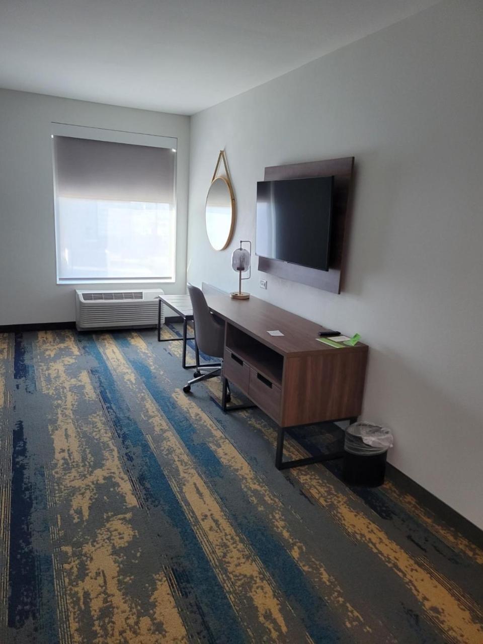 Queen Room with Two Queen Beds - Mobility Access/Non-Smoking photo 3