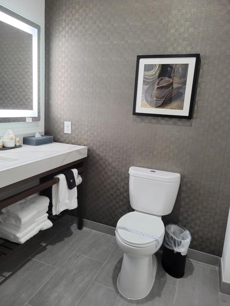 Queen Room with Two Queen Beds and Mobility/Hearing Access - Non-Smoking photo 2