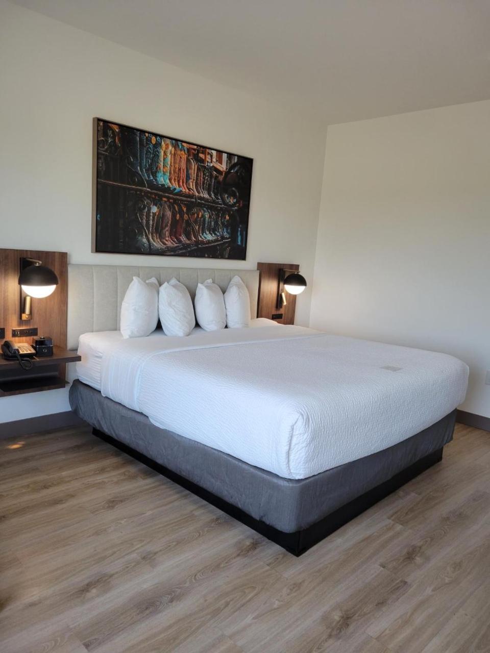 King Room - Non-Smoking photo 2