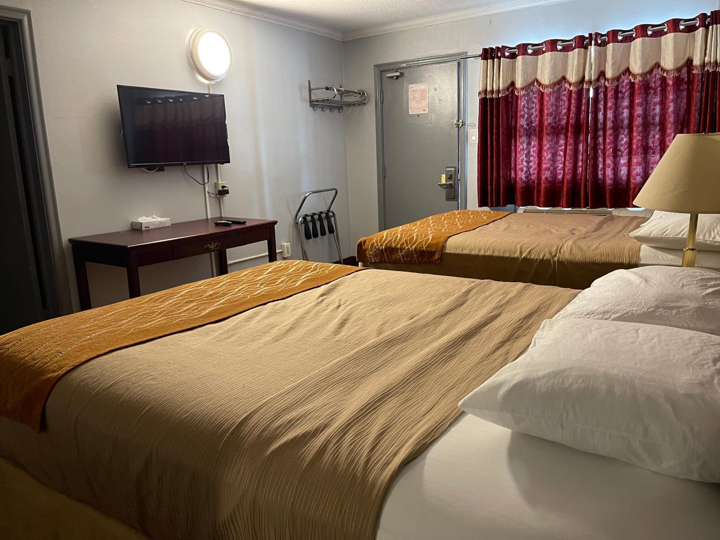 Queen Room with Two Queen Beds photo 2