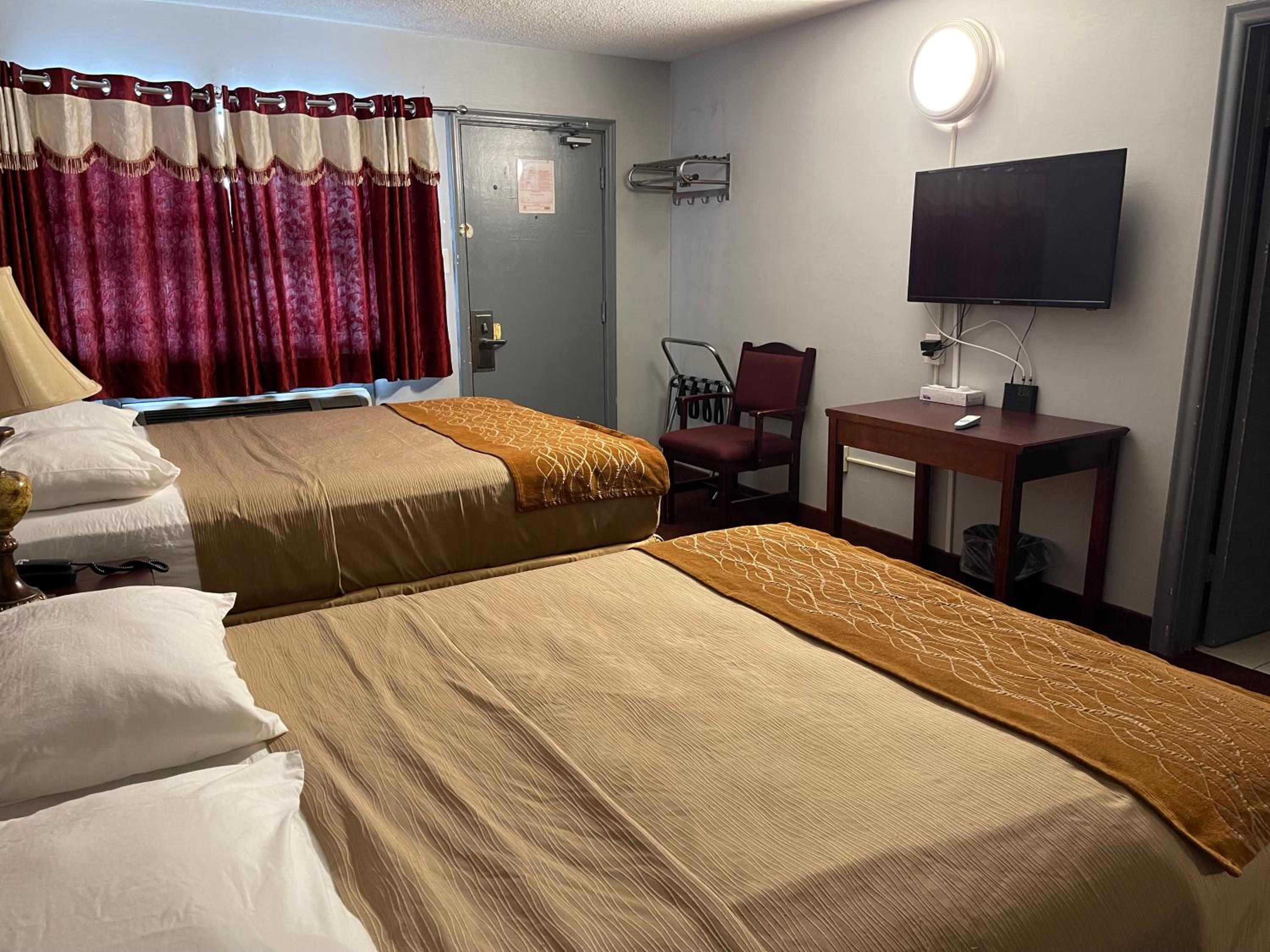 Queen Room with Two Queen Beds photo 3