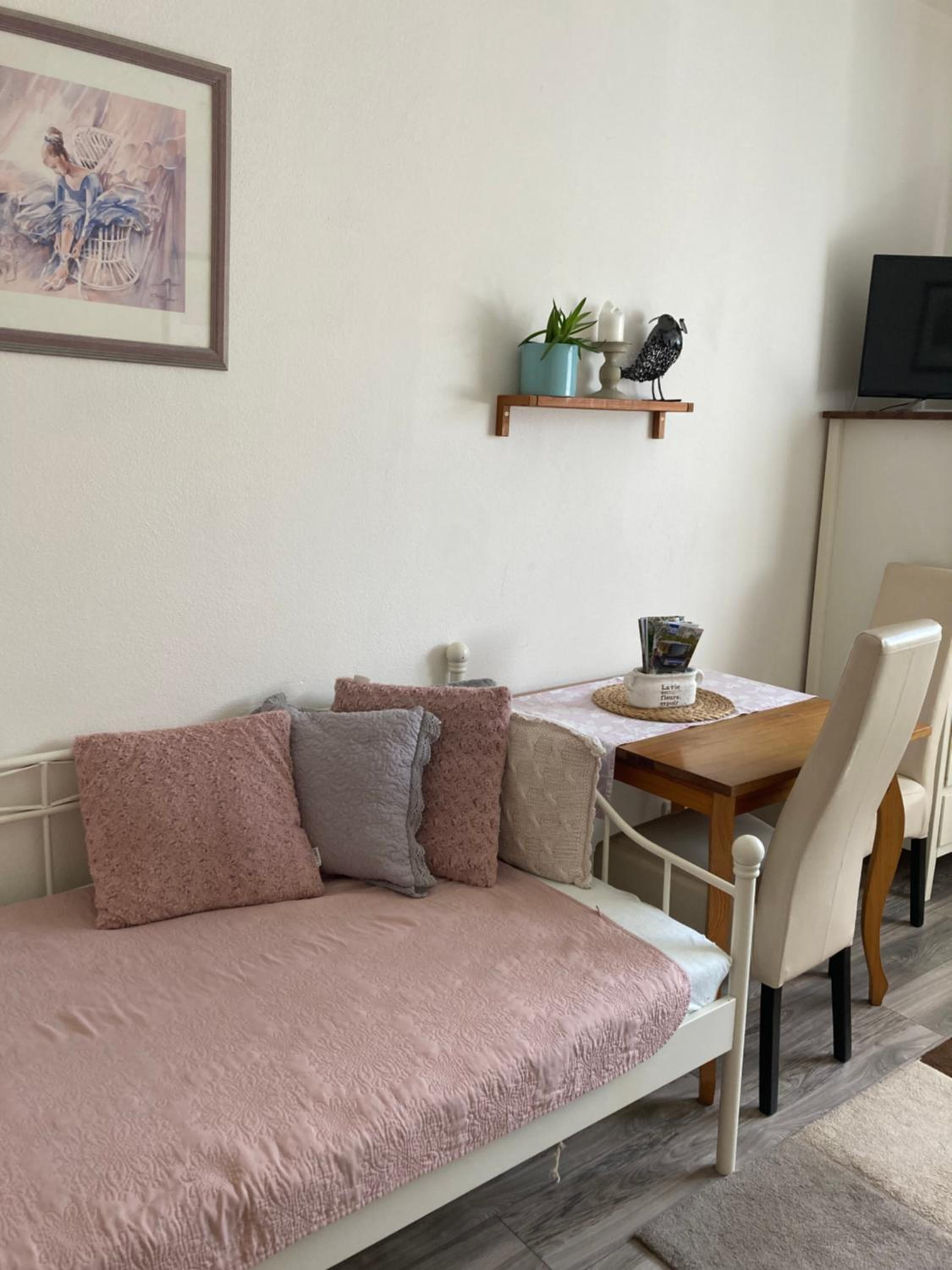 Double Room with Private Bathroom and Extra Bed photo 3