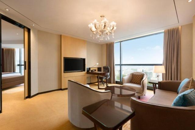 Luxury King Room - Smoking  photo 2