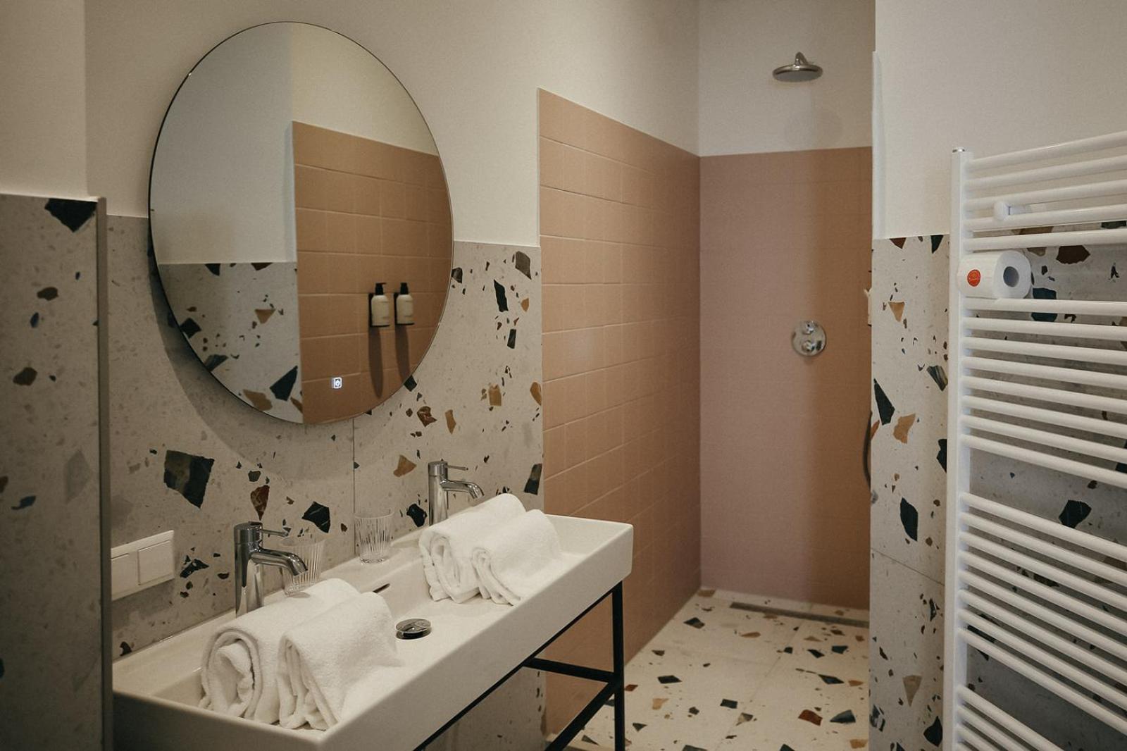 Standard Suite - Photo 12