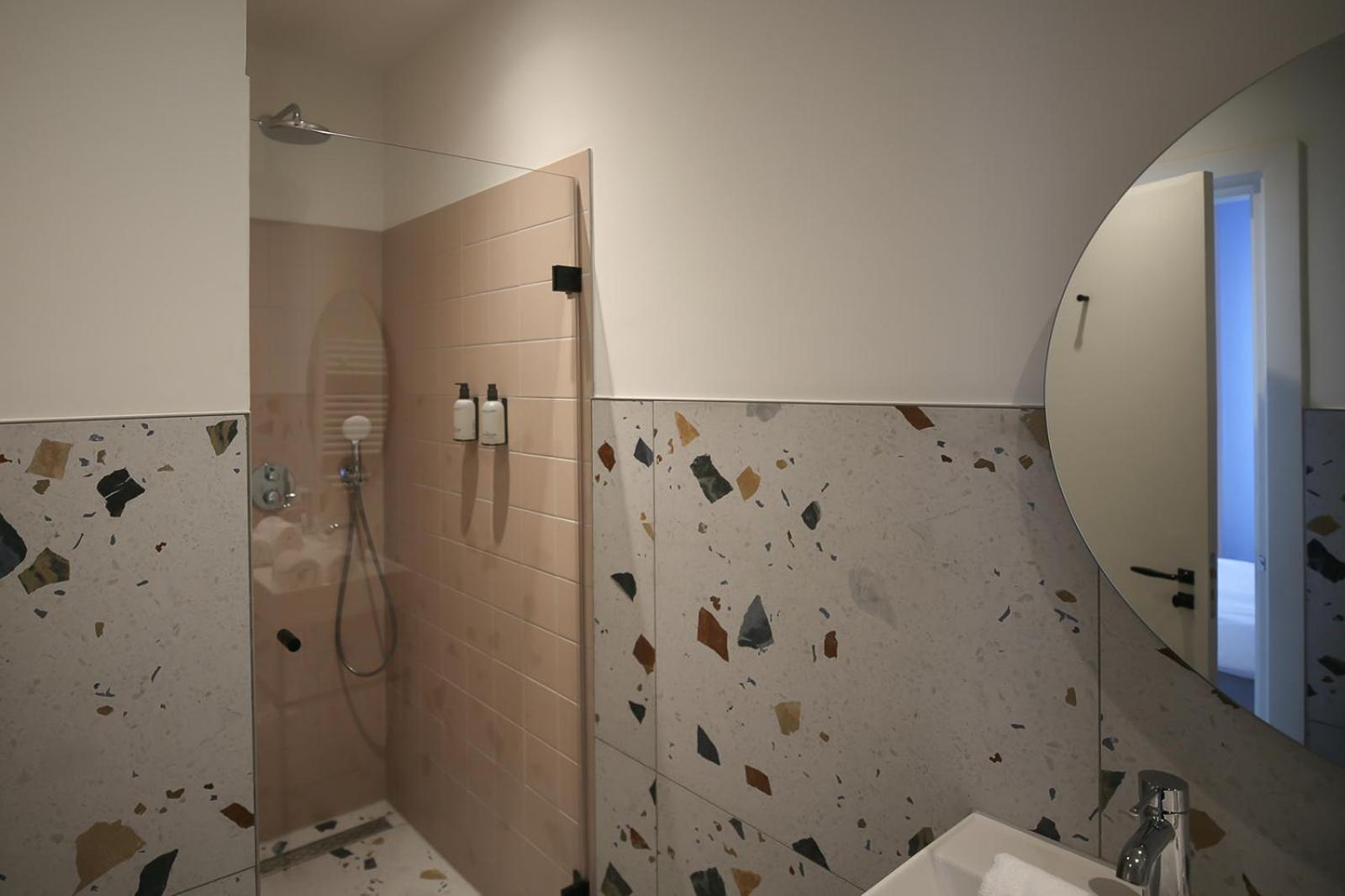 Deluxe Suite - Photo 15