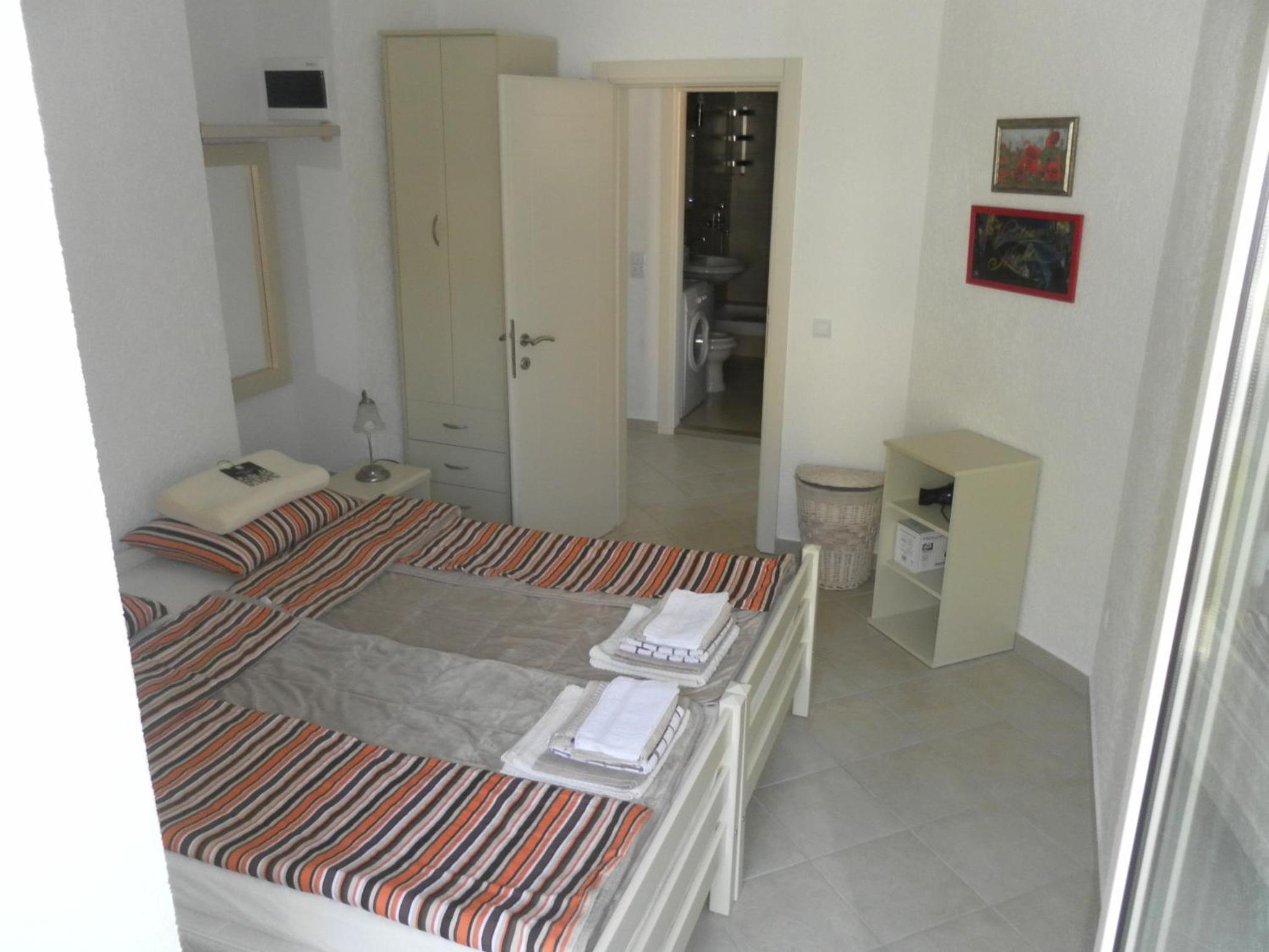 One-Bedroom Apartment with Balcony and Sea View photo 1