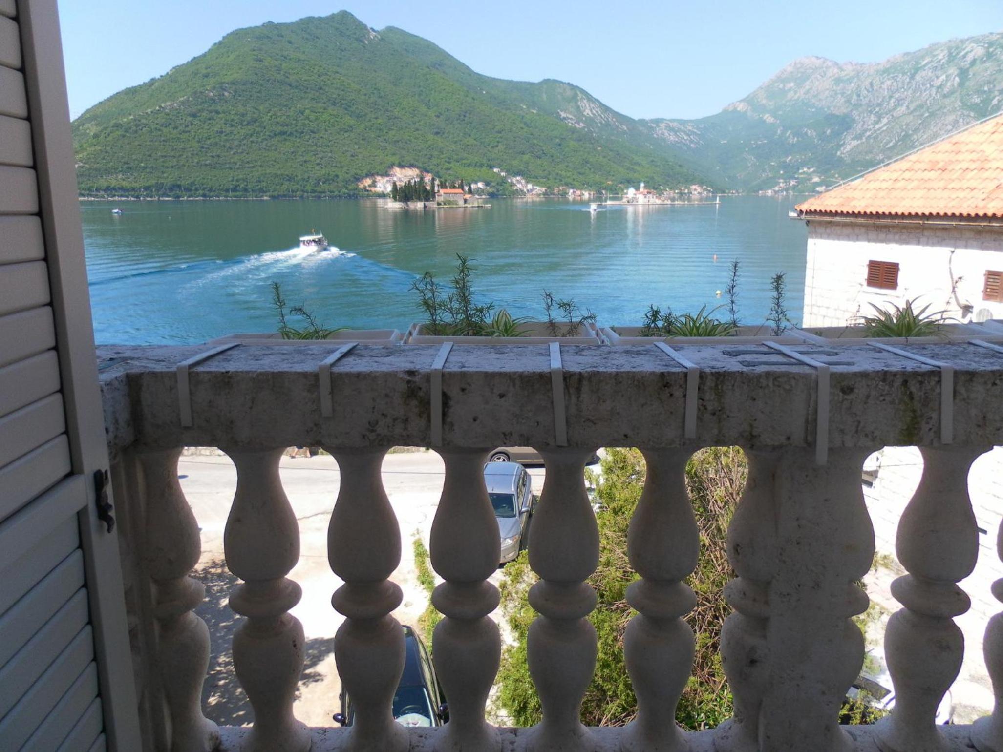 Two-Bedroom Apartment with Balcony and Sea View - Photo 1
