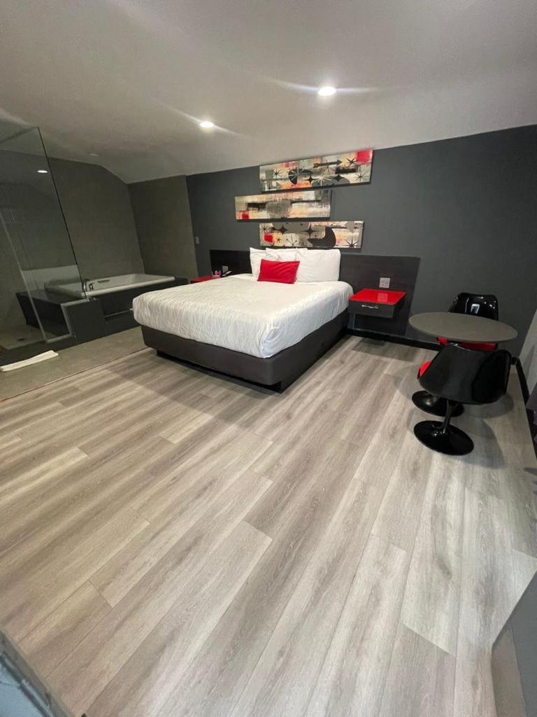 Suite with Hot Tub photo 2