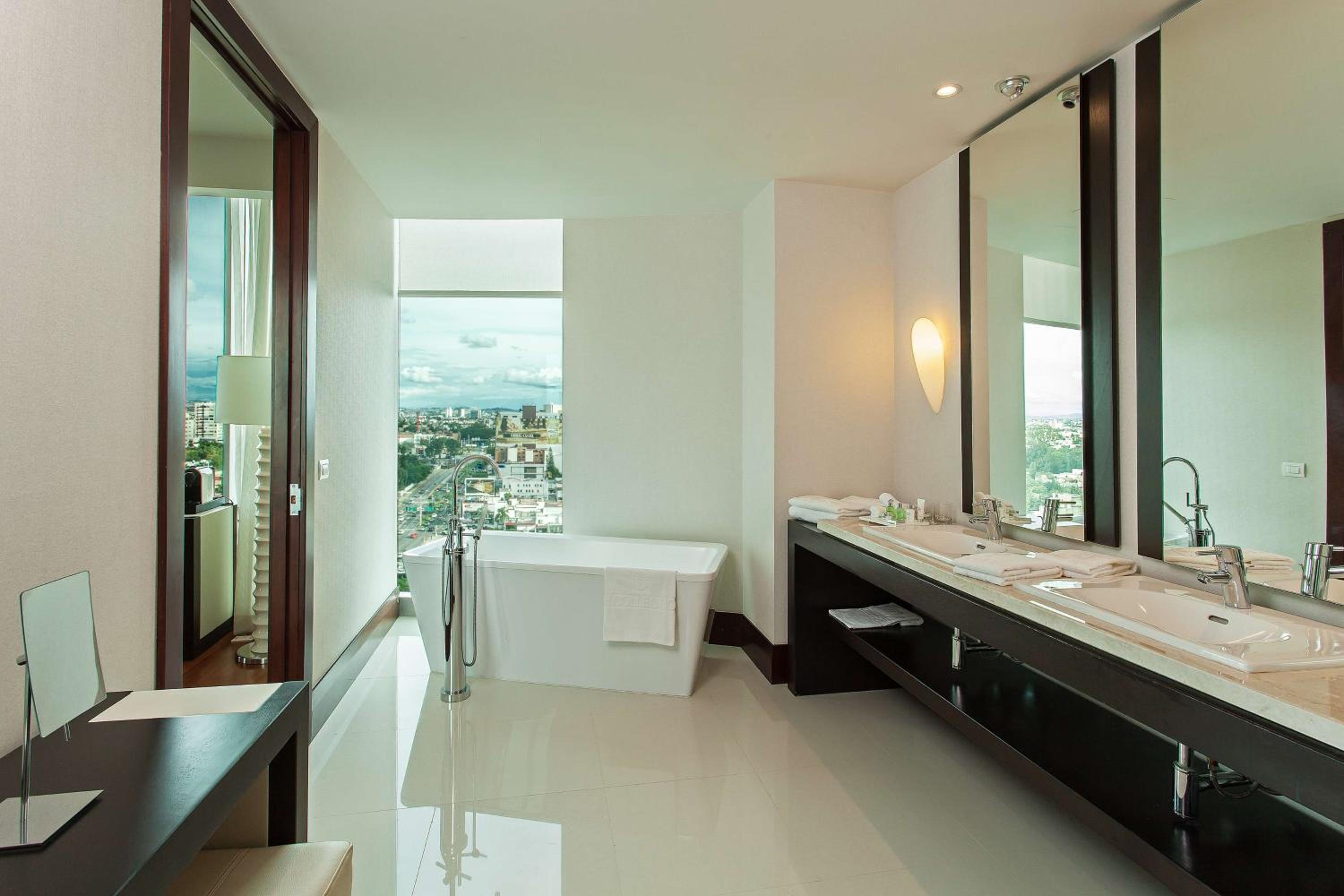 Suite with View - Photo 11