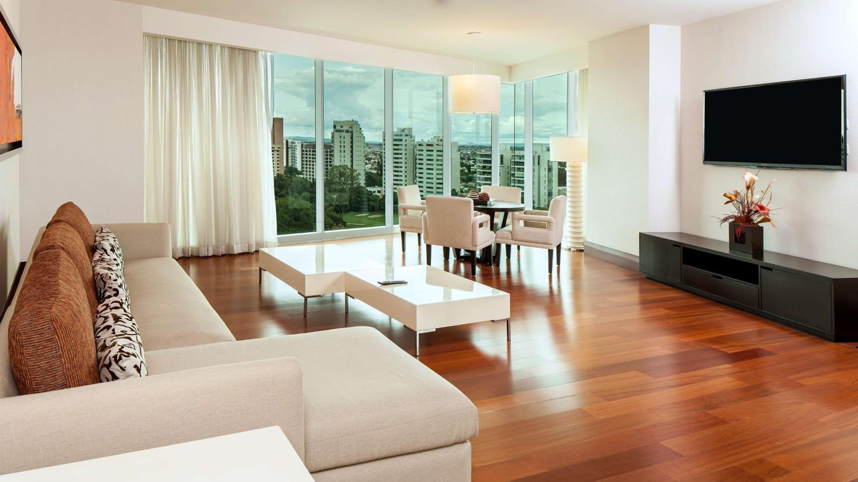 Suite with View - Photo 8