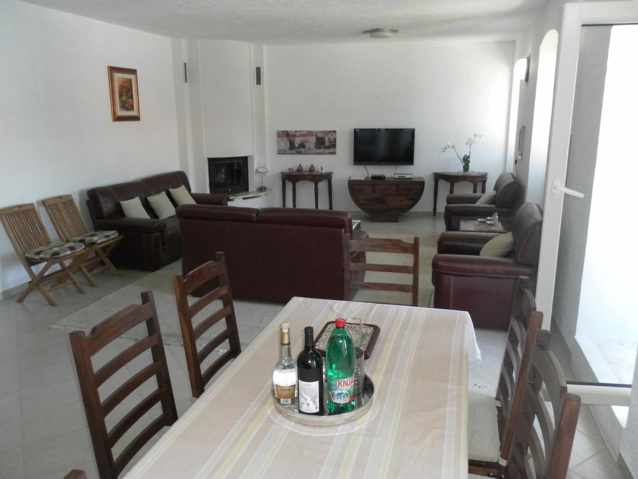 Two-Bedroom Apartment with Balcony and Sea View - Photo 2