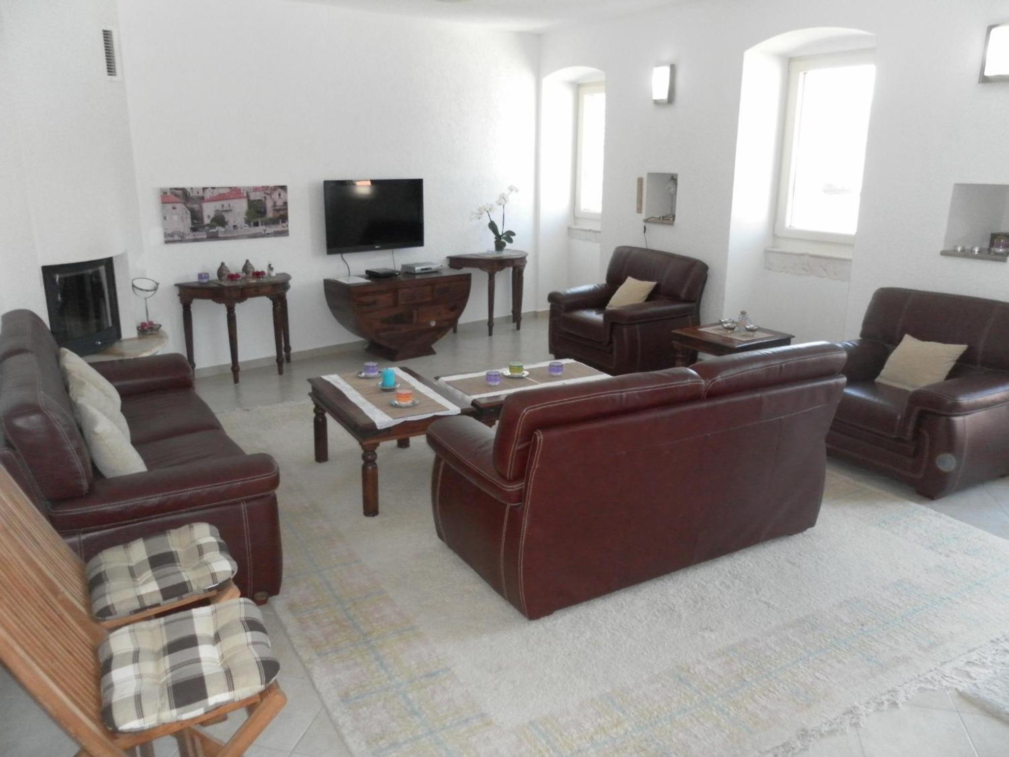 Two-Bedroom Apartment with Balcony and Sea View - Photo 3