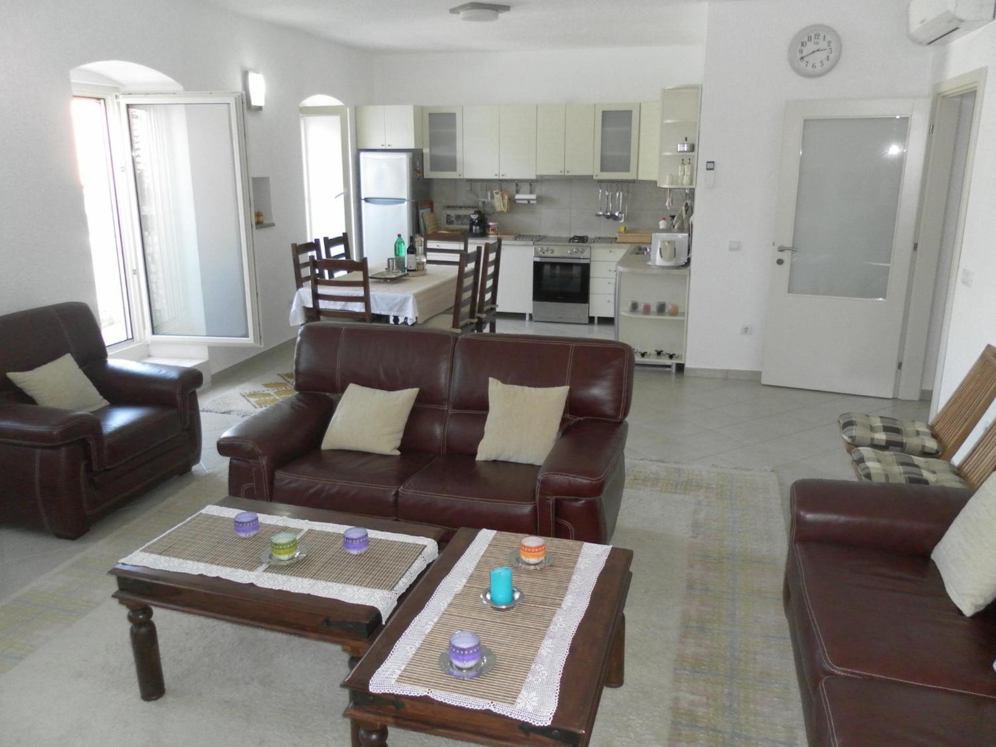 Two-Bedroom Apartment with Balcony and Sea View - Photo 4