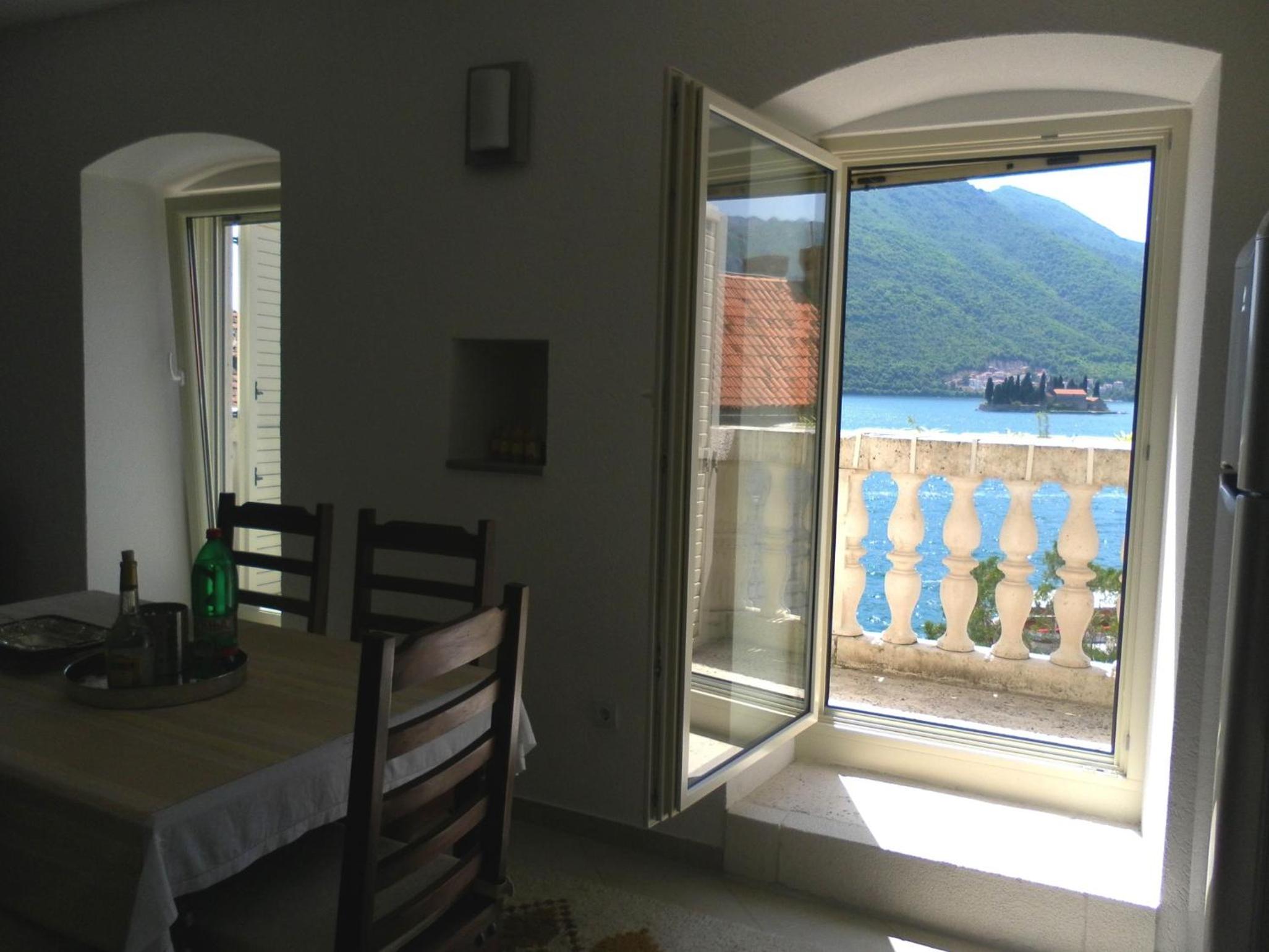 Two-Bedroom Apartment with Balcony and Sea View - Photo 5