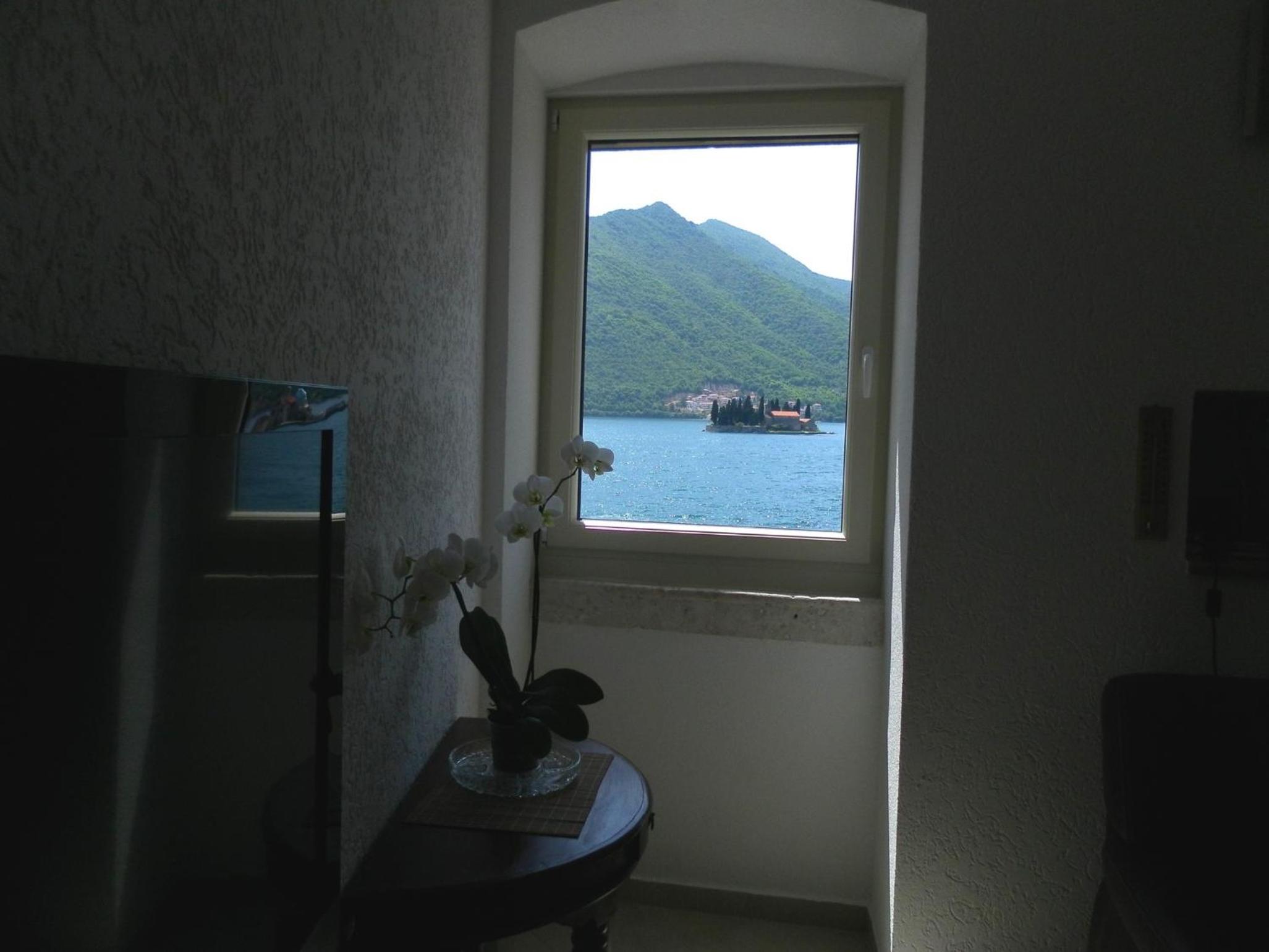 Two-Bedroom Apartment with Balcony and Sea View - Photo 6