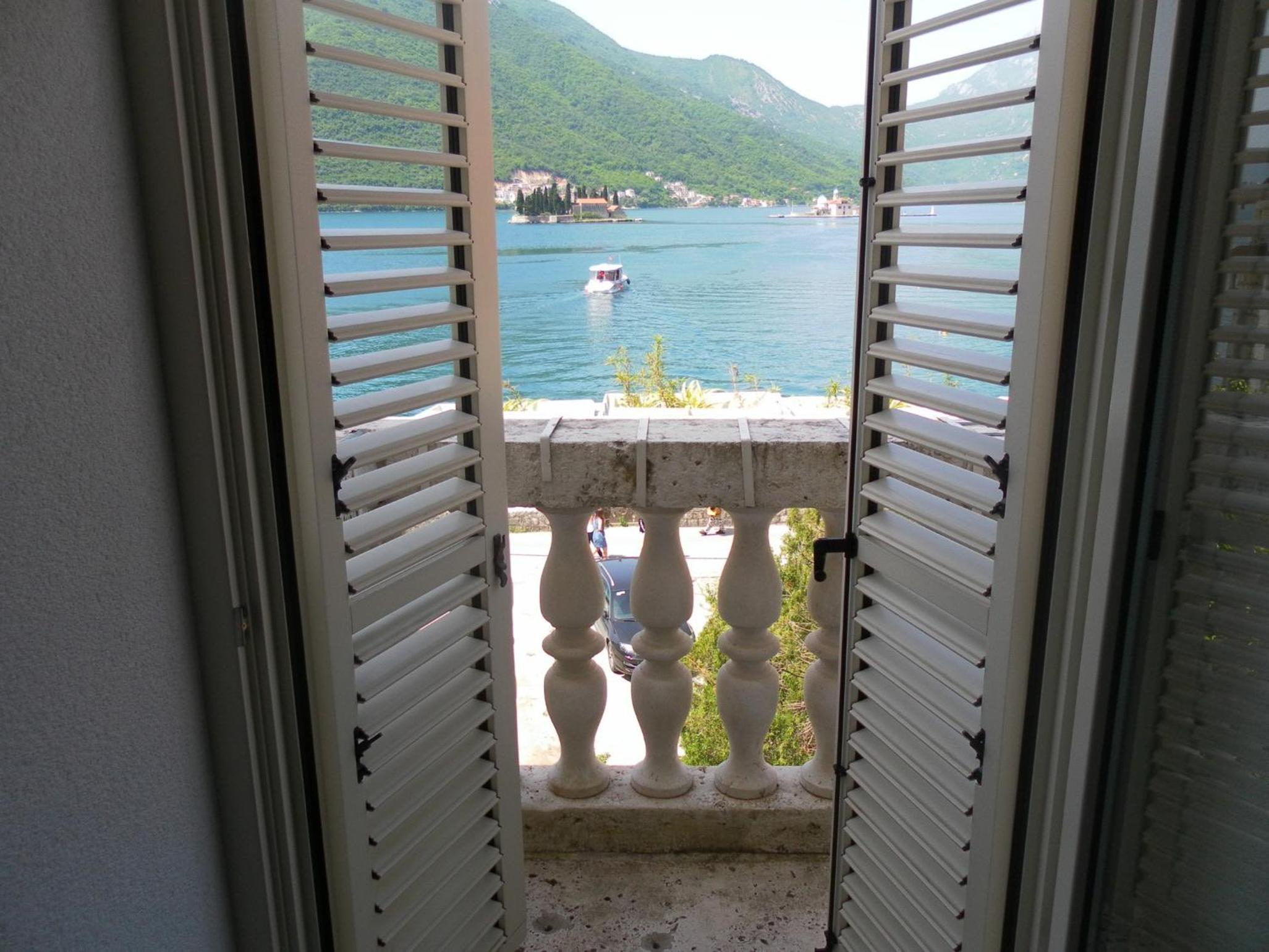 Two-Bedroom Apartment with Balcony and Sea View - Photo 10