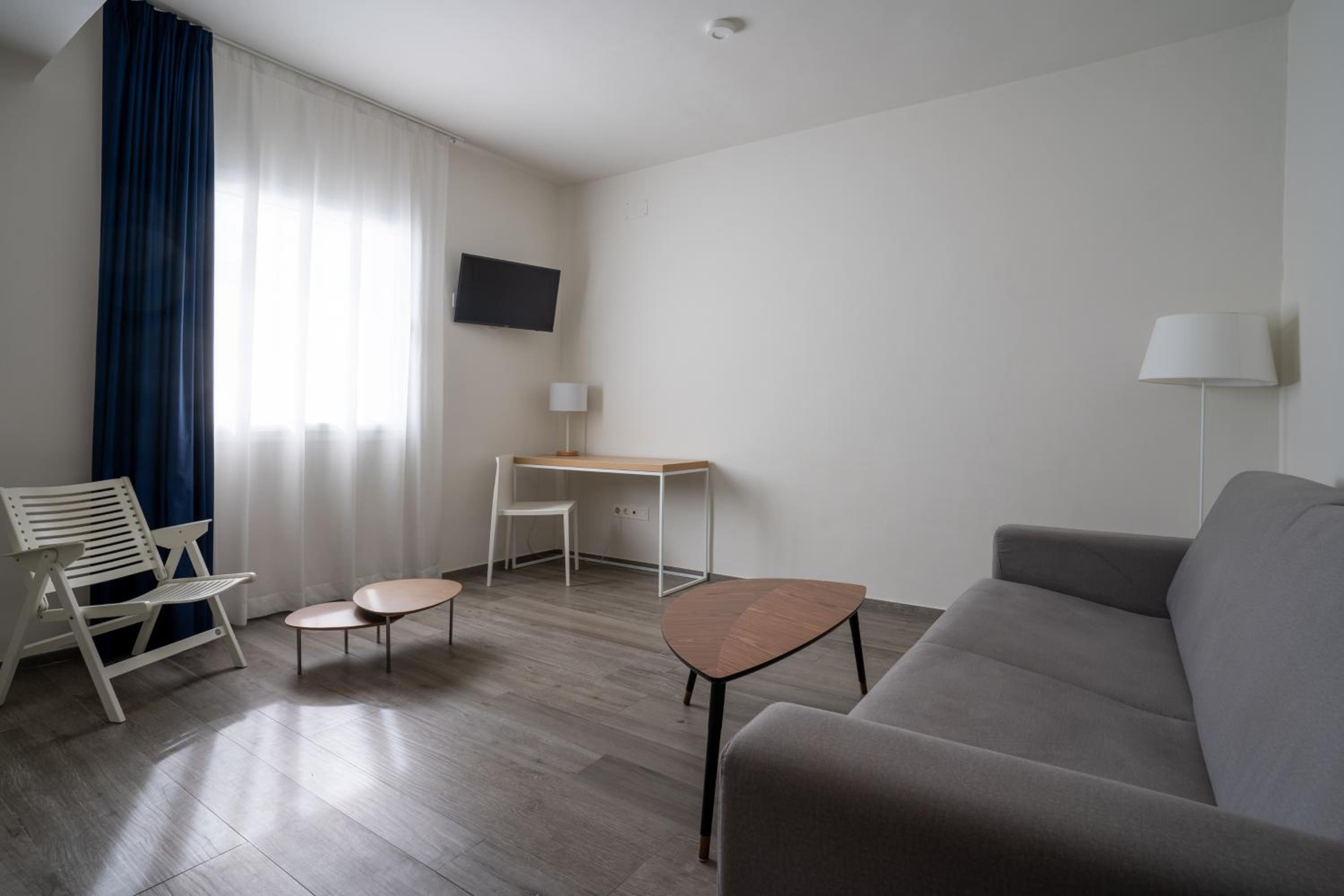 Family Room ( 2 Adults + 2 Children) photo 3