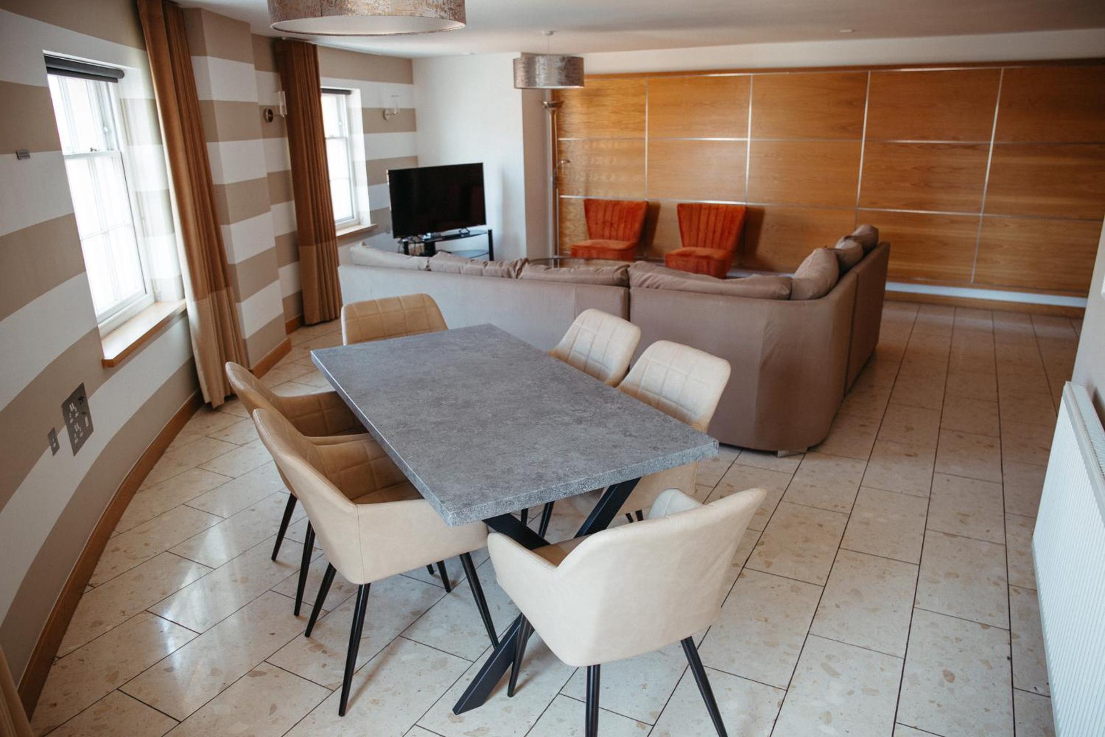 Large Superior 2 Bedroom Apartment - Photo 12