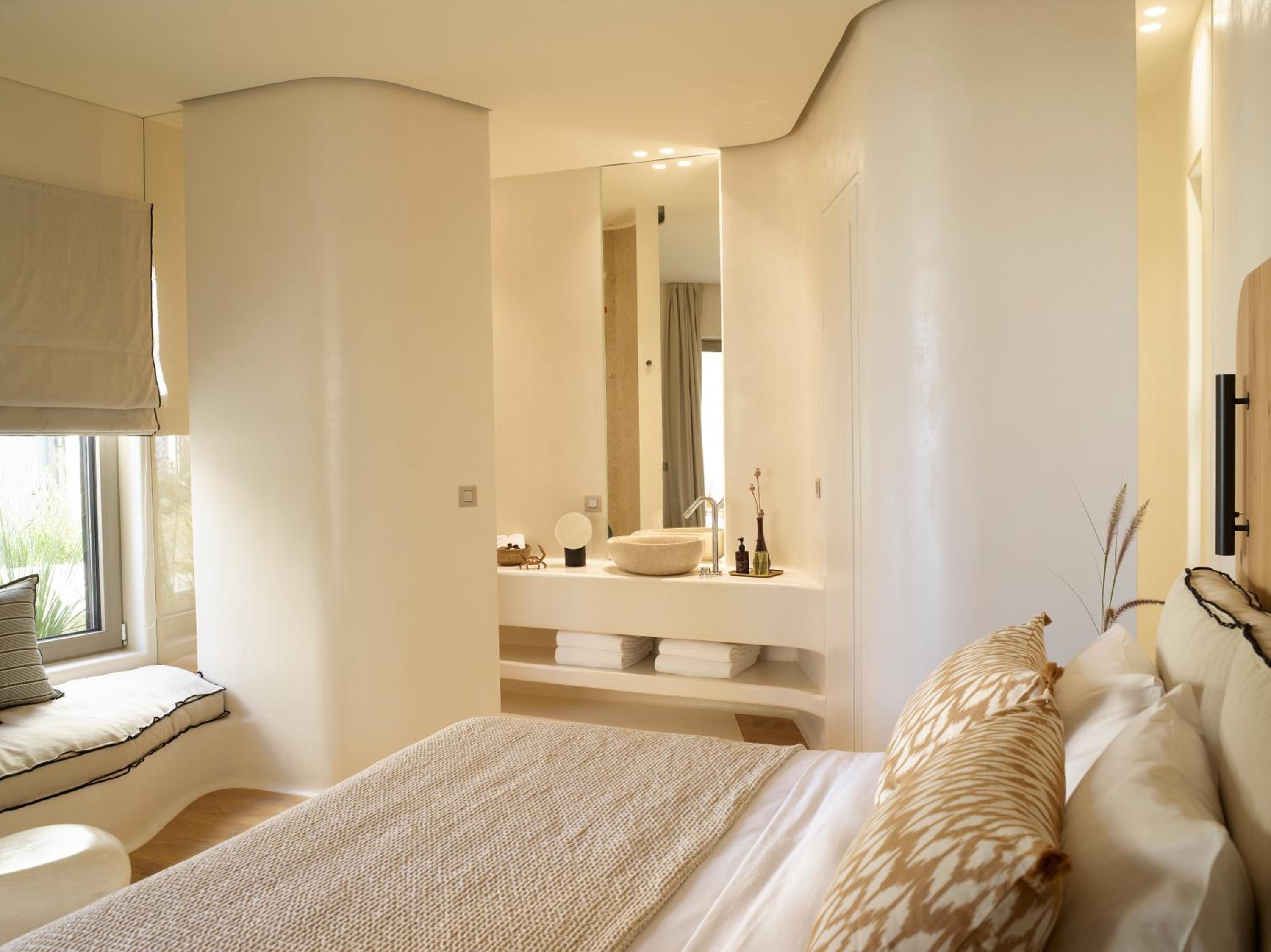 Deluxe Suite with coastal view - Photo 6