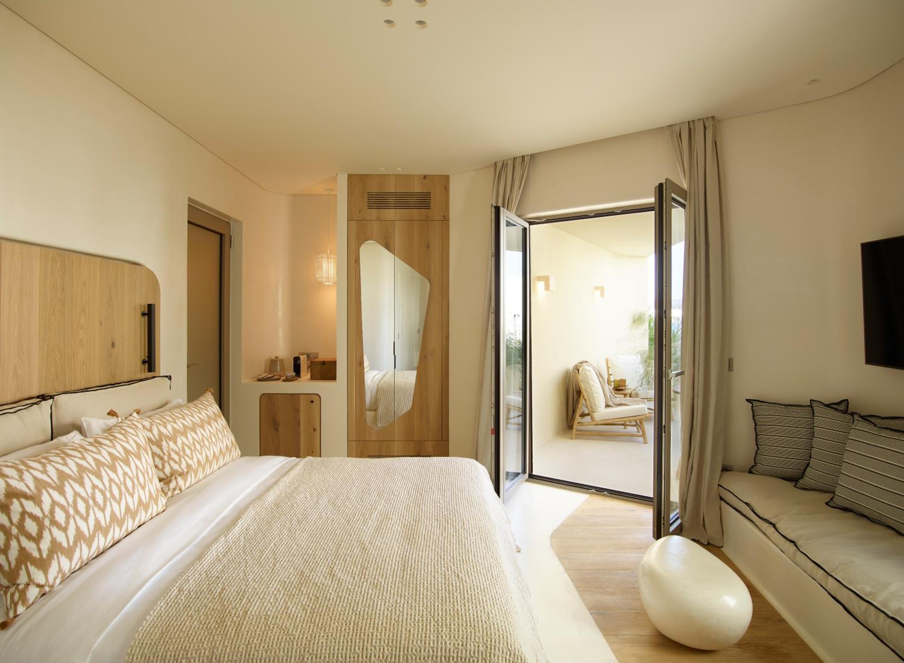 Deluxe Suite with coastal view - Photo 5