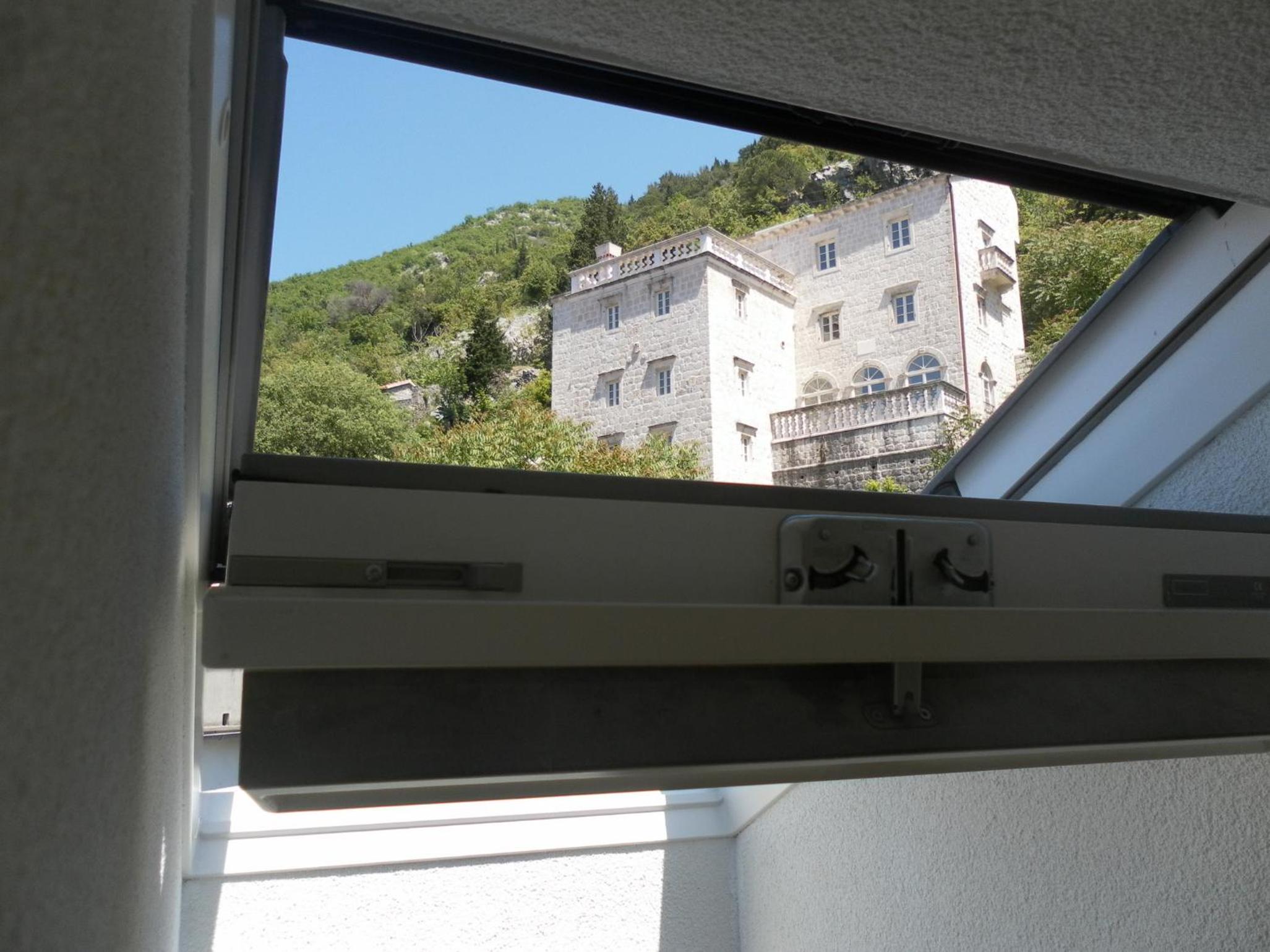 One-Bedroom Apartment with Sea View - Attic photo 3