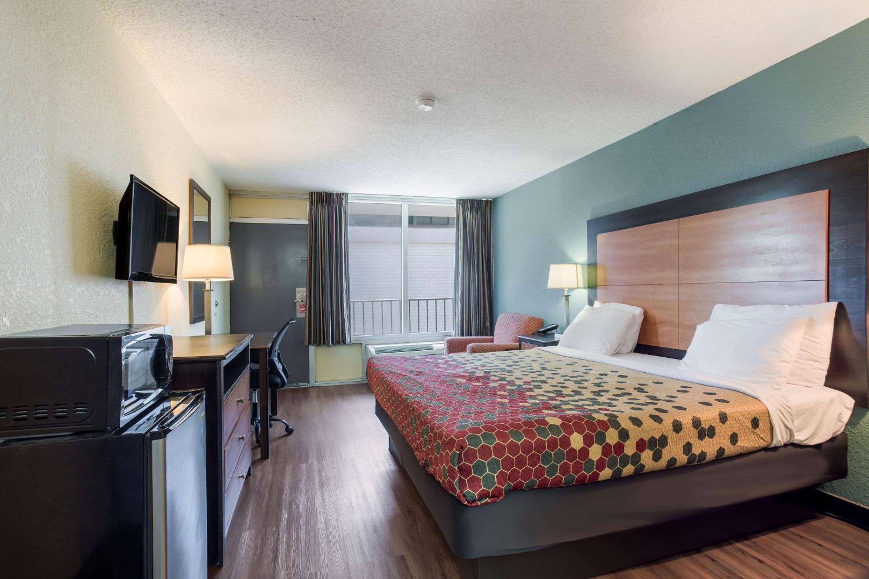 King Room - Non-Smoking - Photo 2