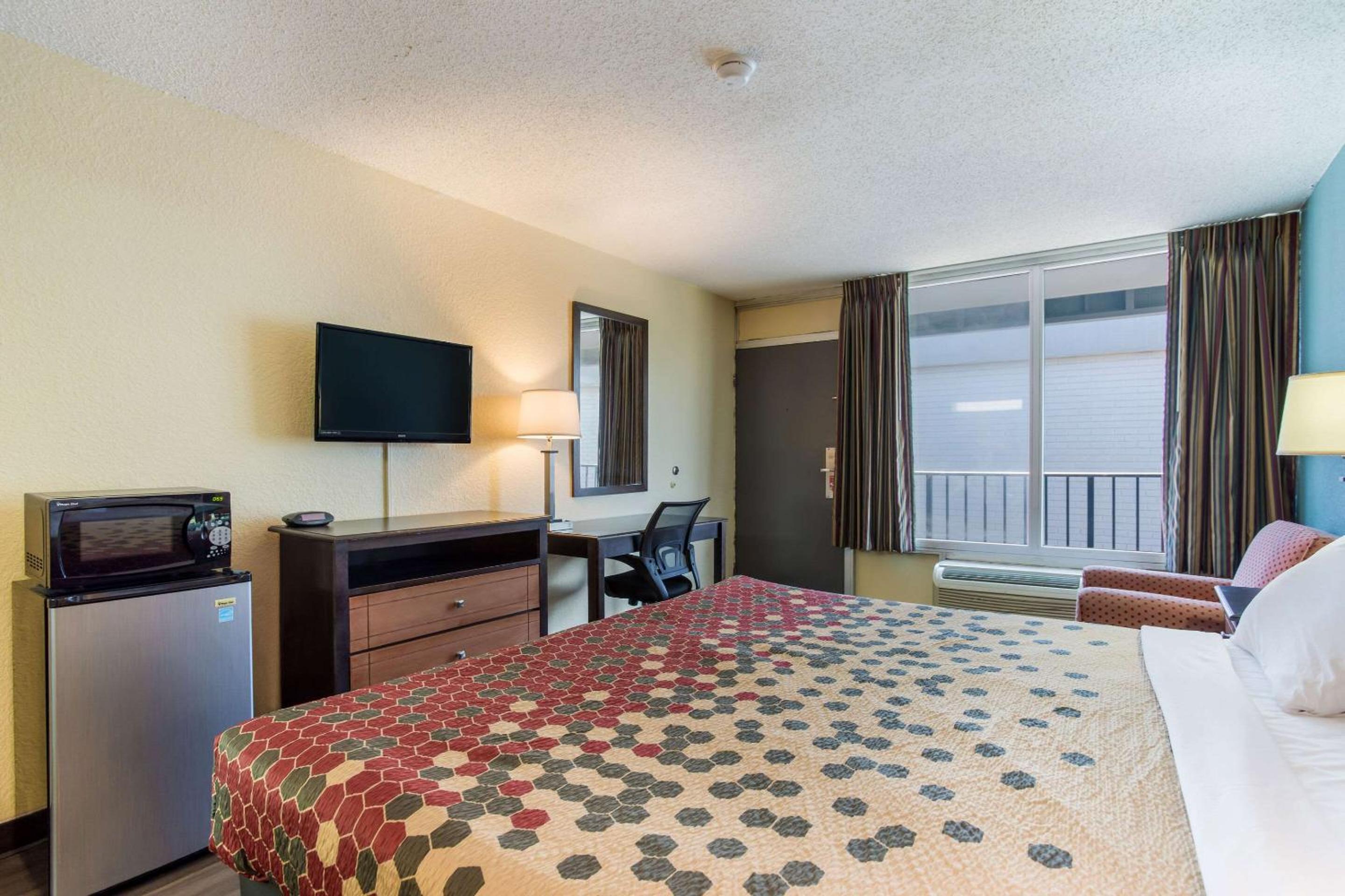 King Room - Non-Smoking - Photo 8