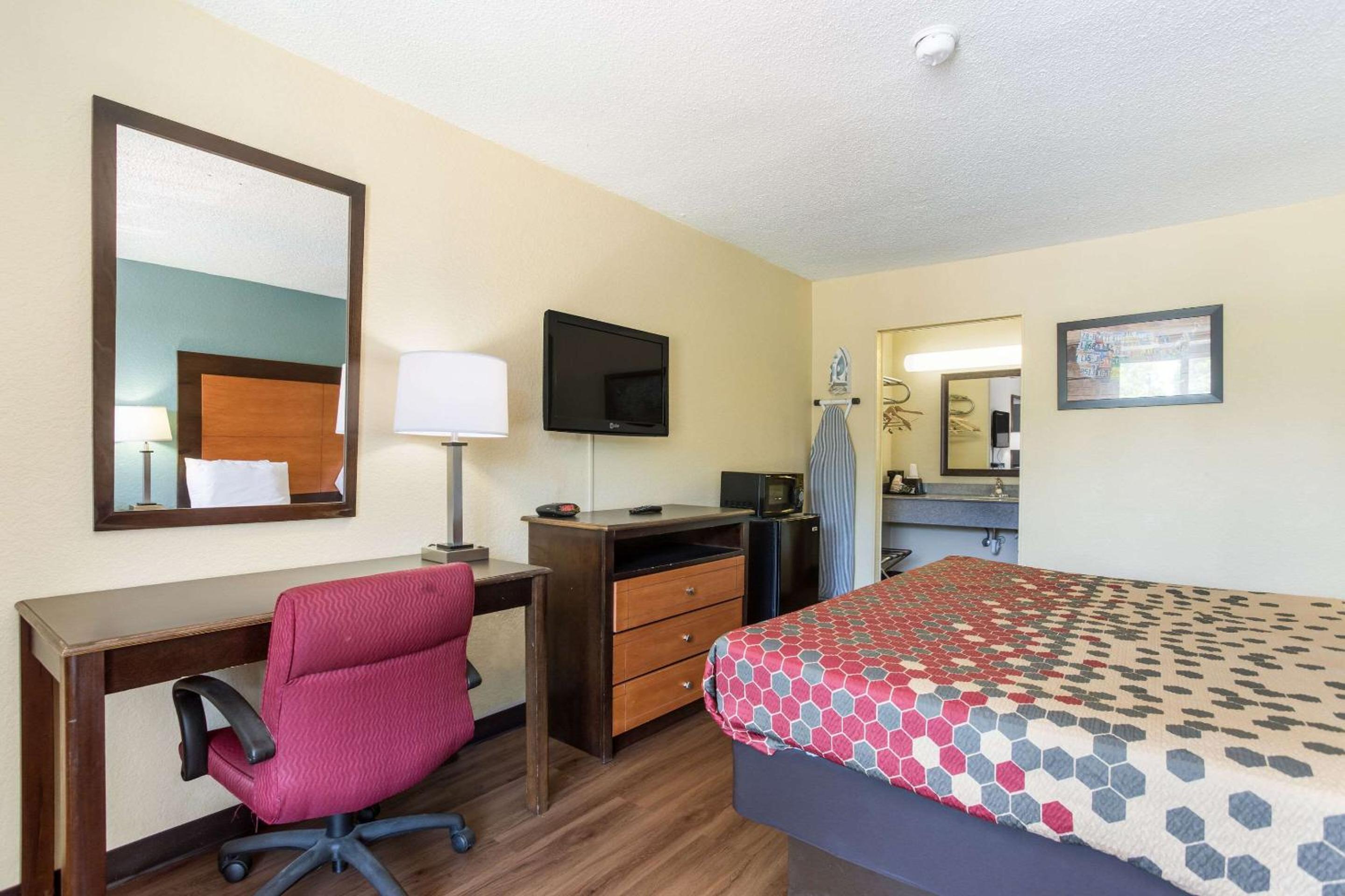 King Room - Non-Smoking - Photo 5
