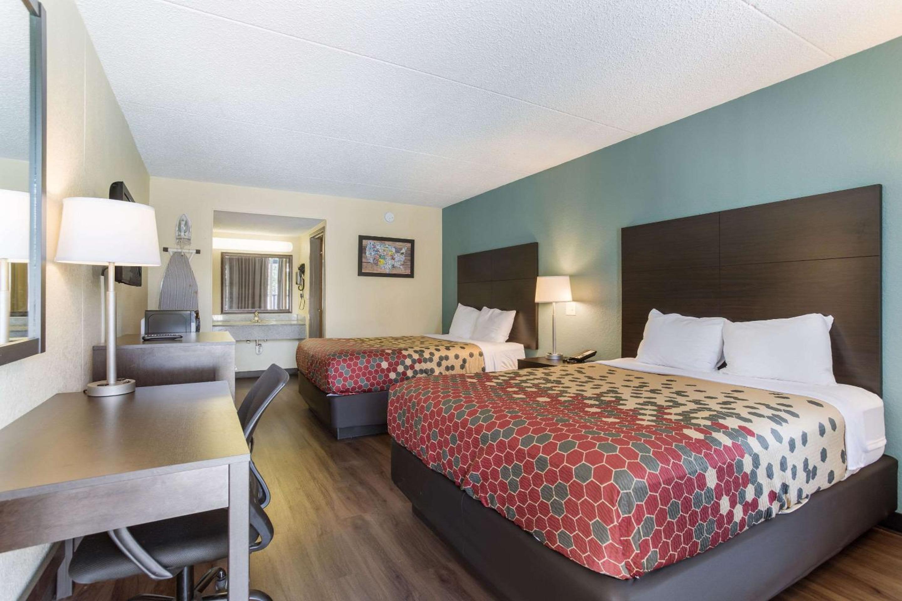 Queen Room with Two Queen Beds - Non-Smoking - Photo 1