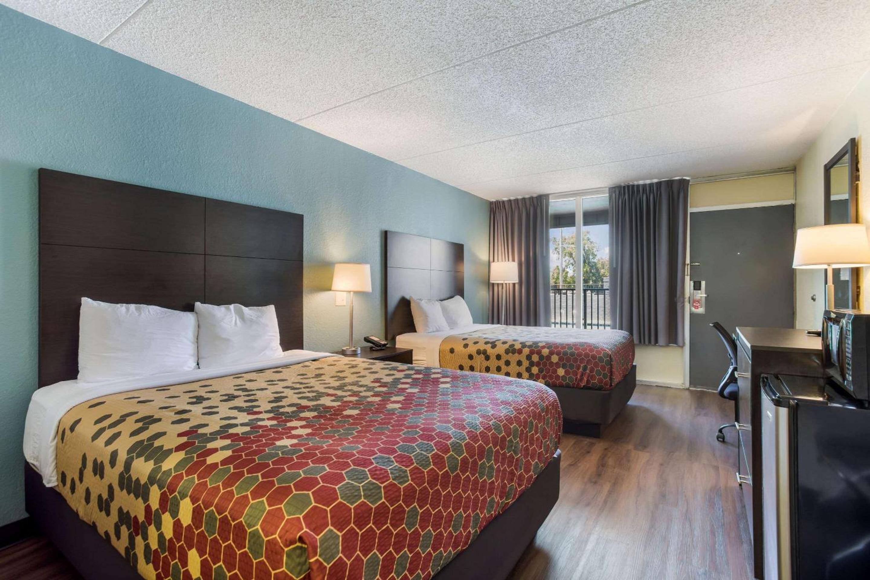 Queen Room with Two Queen Beds - Non-Smoking - Photo 3