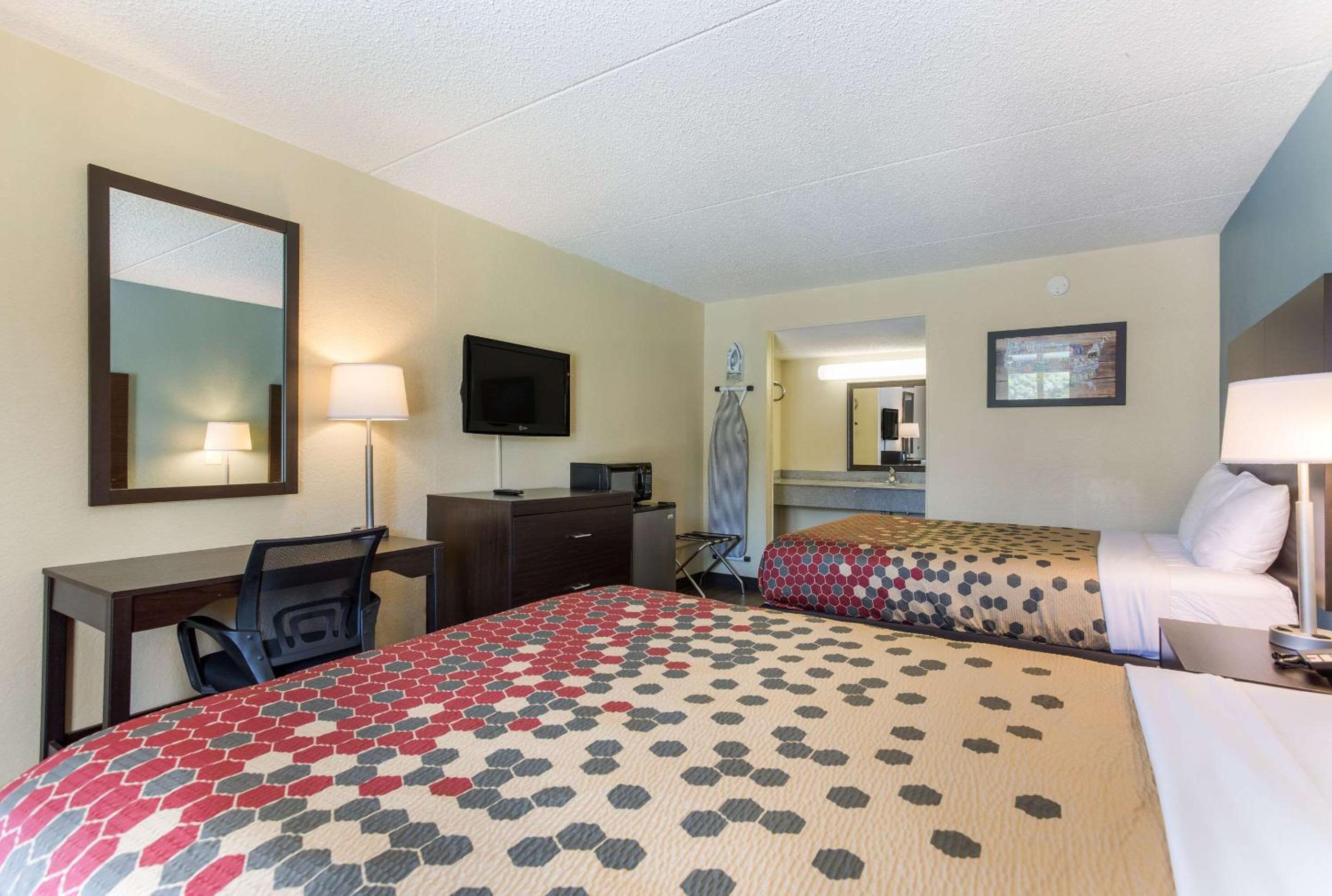 Queen Room with Two Queen Beds - Non-Smoking - Photo 2