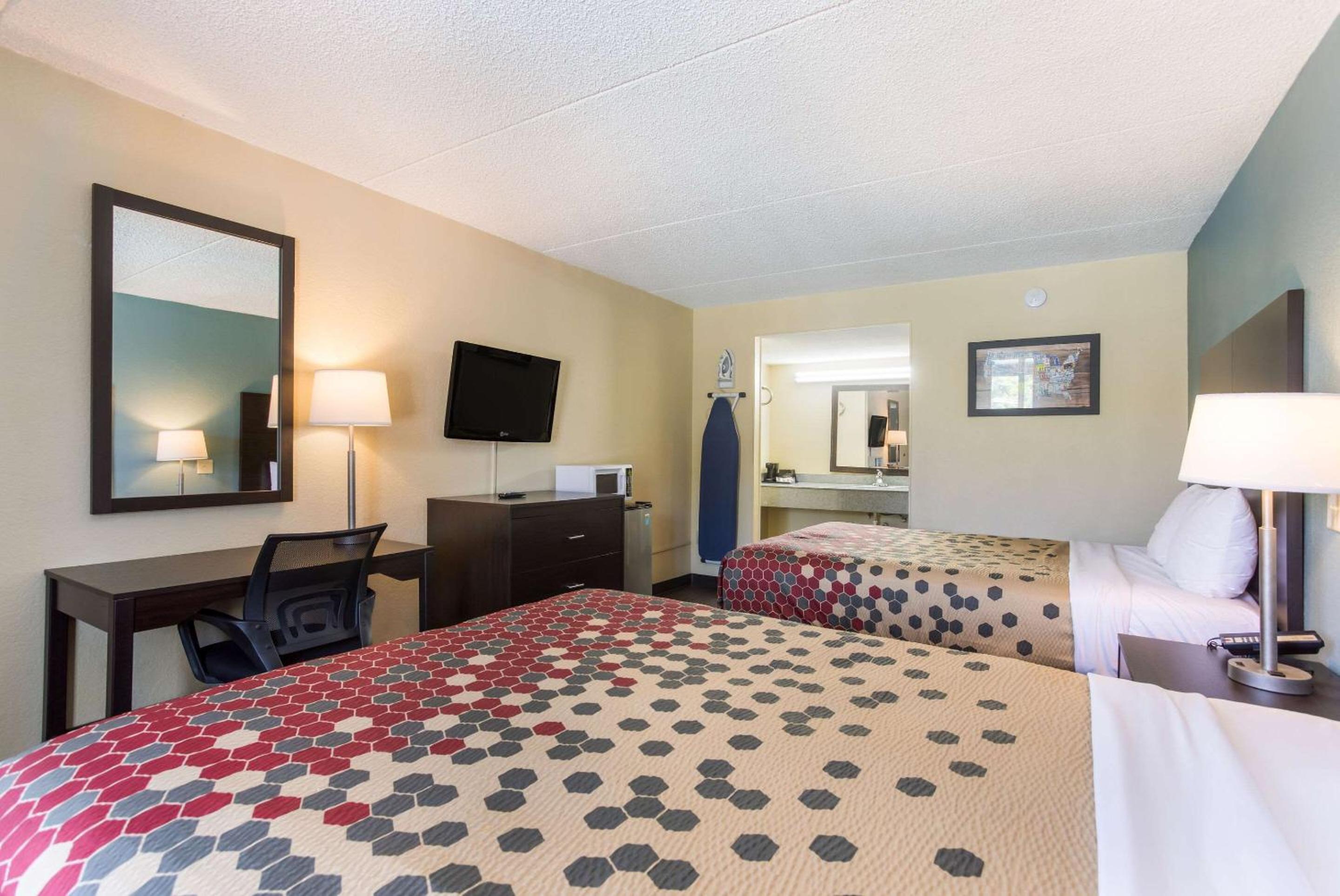 Queen Room with Two Queen Beds - Smoking - Photo 2