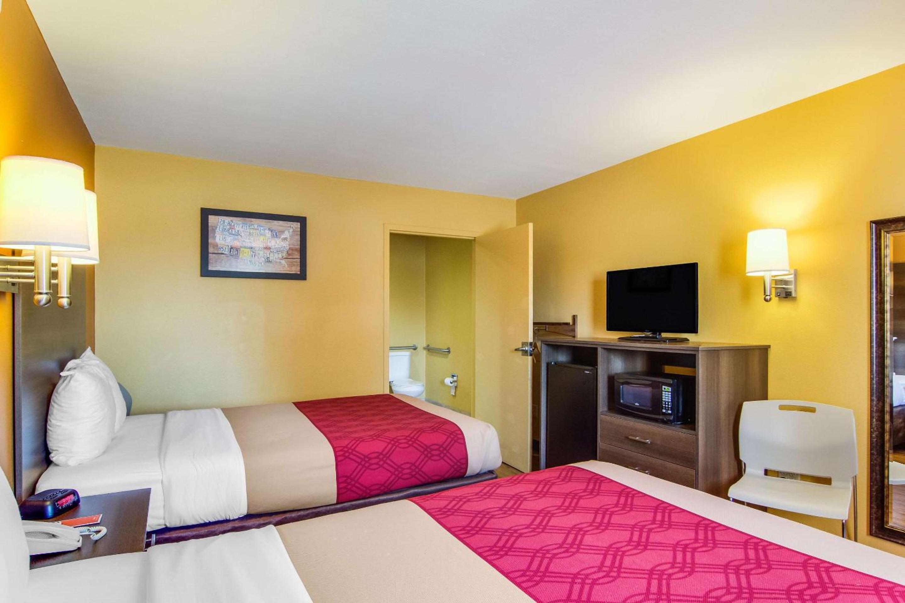 Double Room with Two Double Beds - Accessible/Non-Smoking - Photo 2