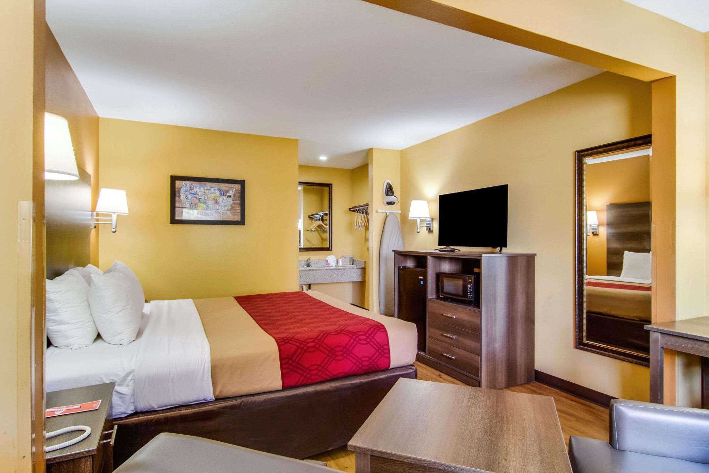 Standard King Room - Non-Smoking  - Photo 4