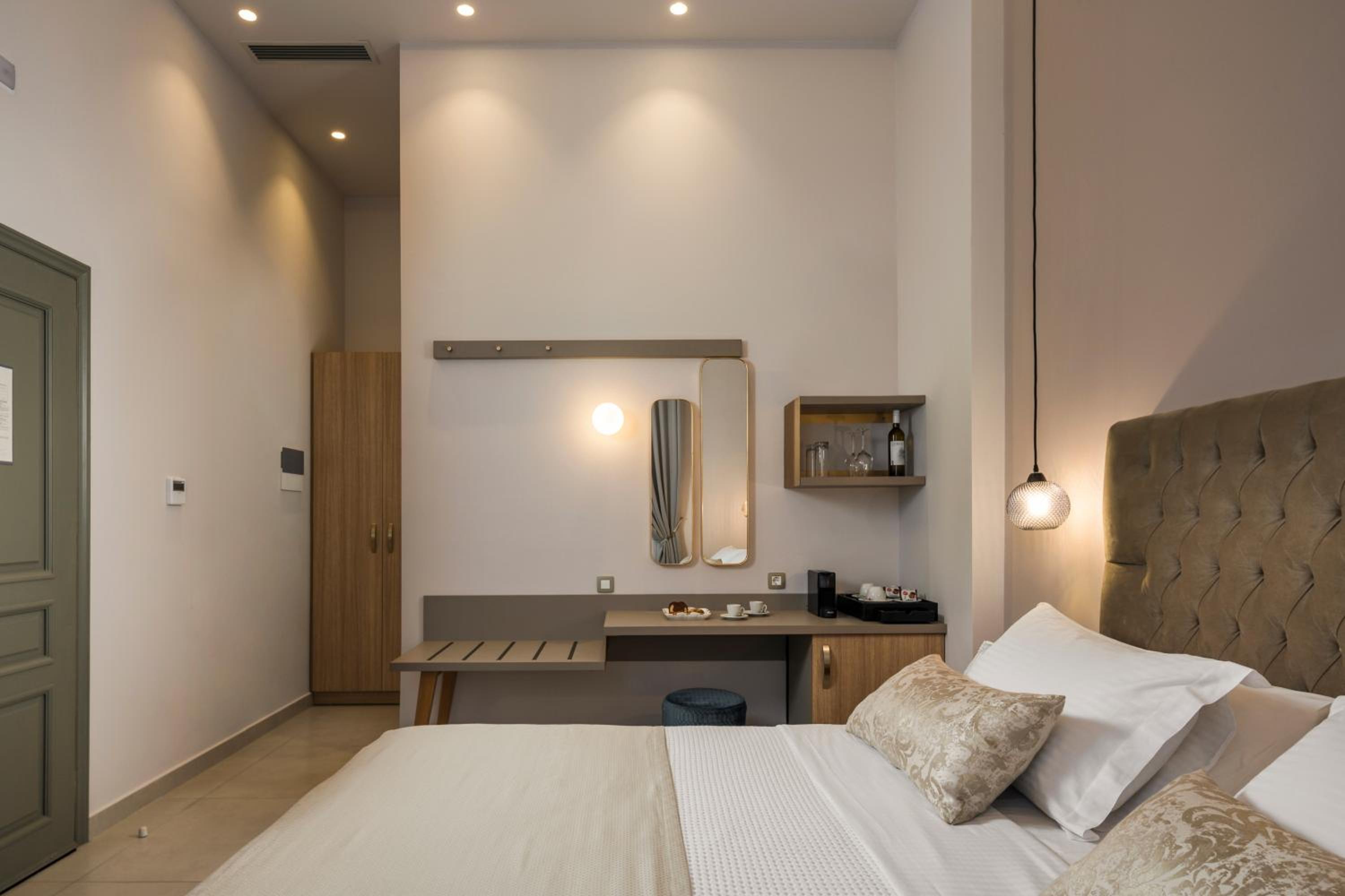 Superior Double Room with City View - Photo 24