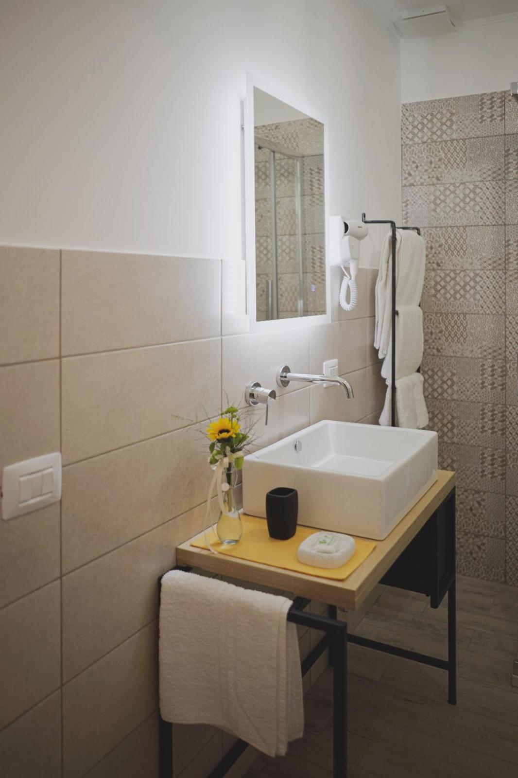 Double Room with Private Bathroom - Photo 10