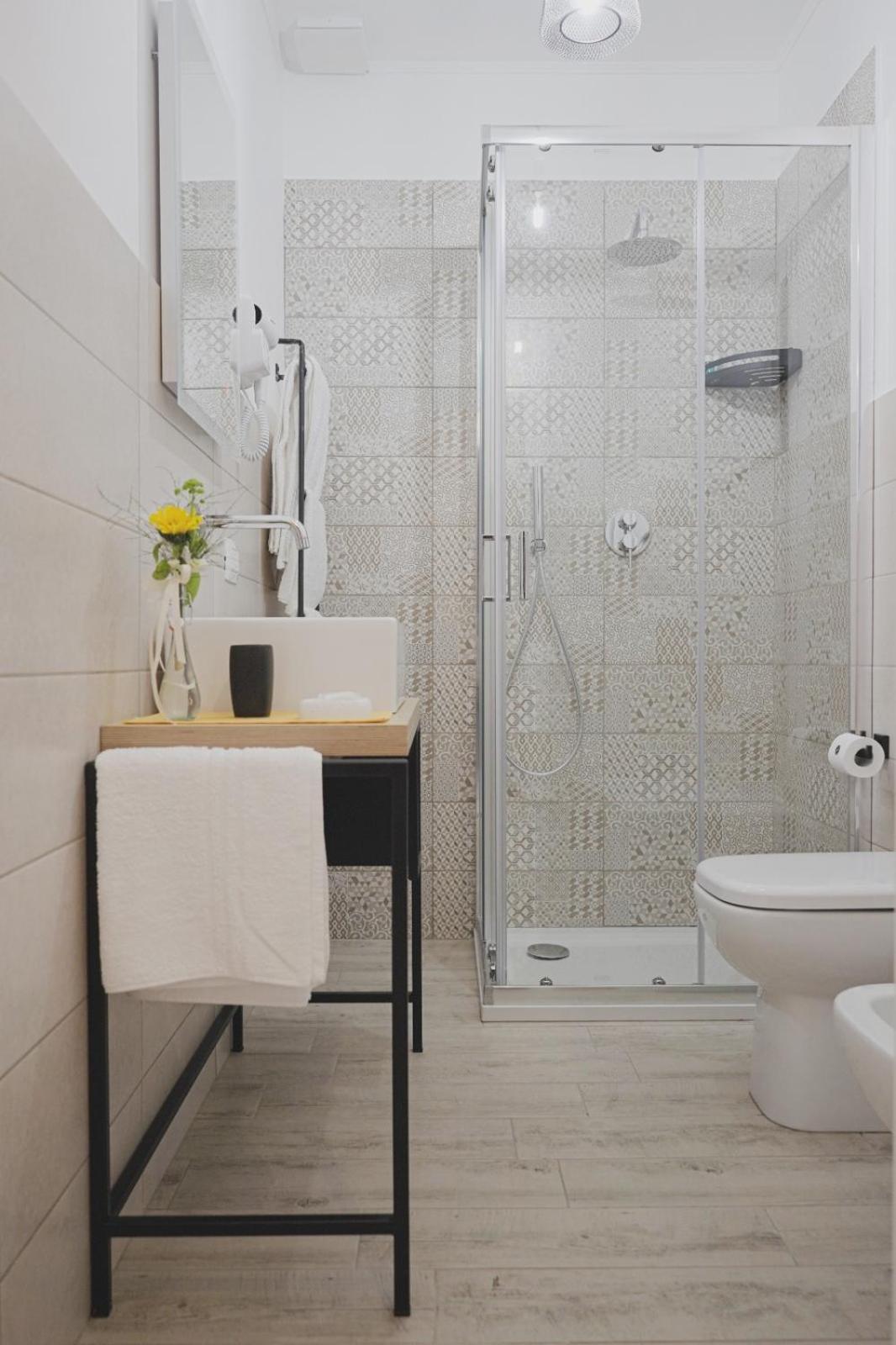Double Room with Private Bathroom - Photo 11